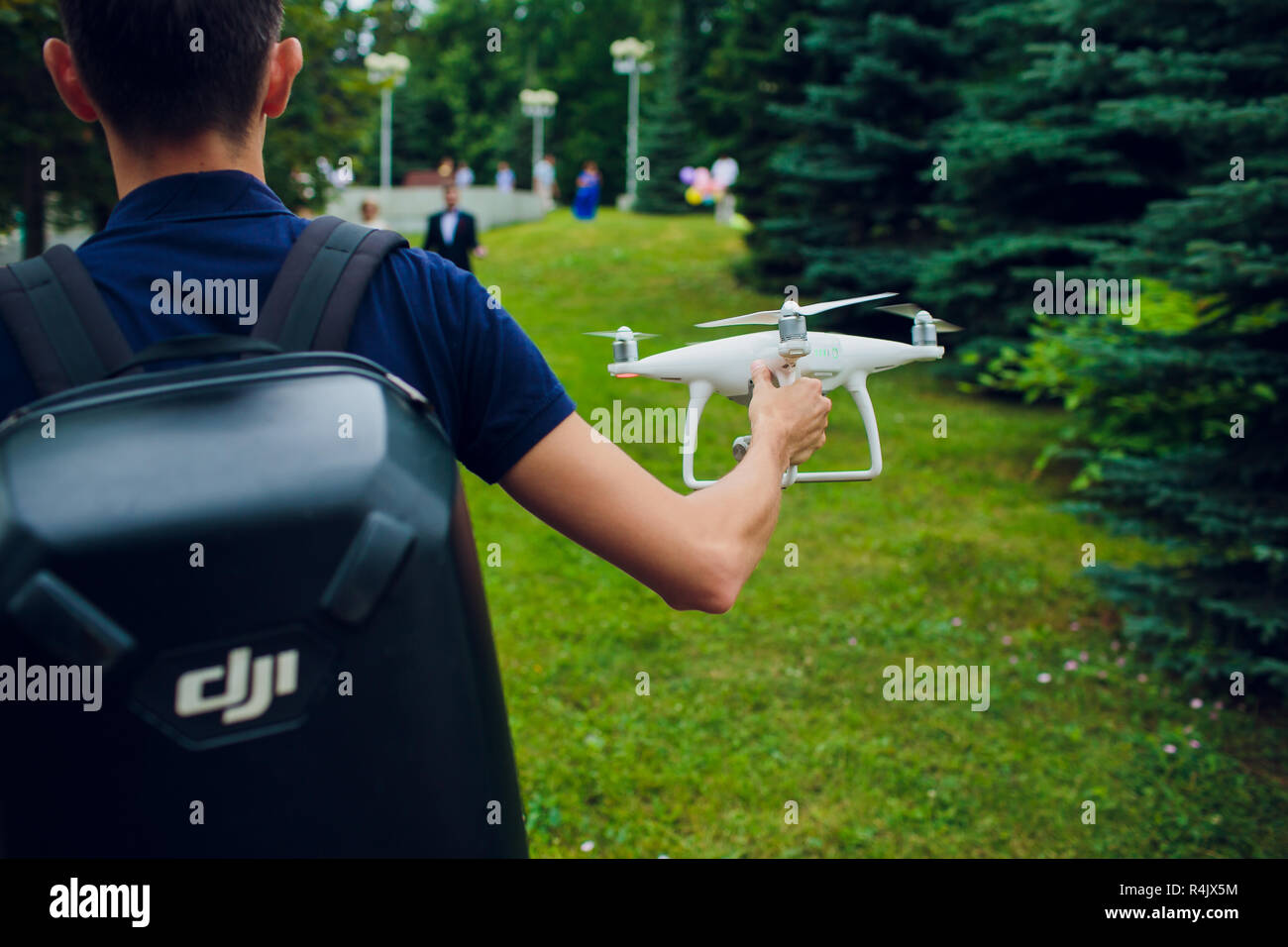 UFA, RUSSIE - 11 juillet 2018 : Drone DJI Phantom 4. Quadrocopter contre le ciel bleu avec des nuages blancs. Banque D'Images