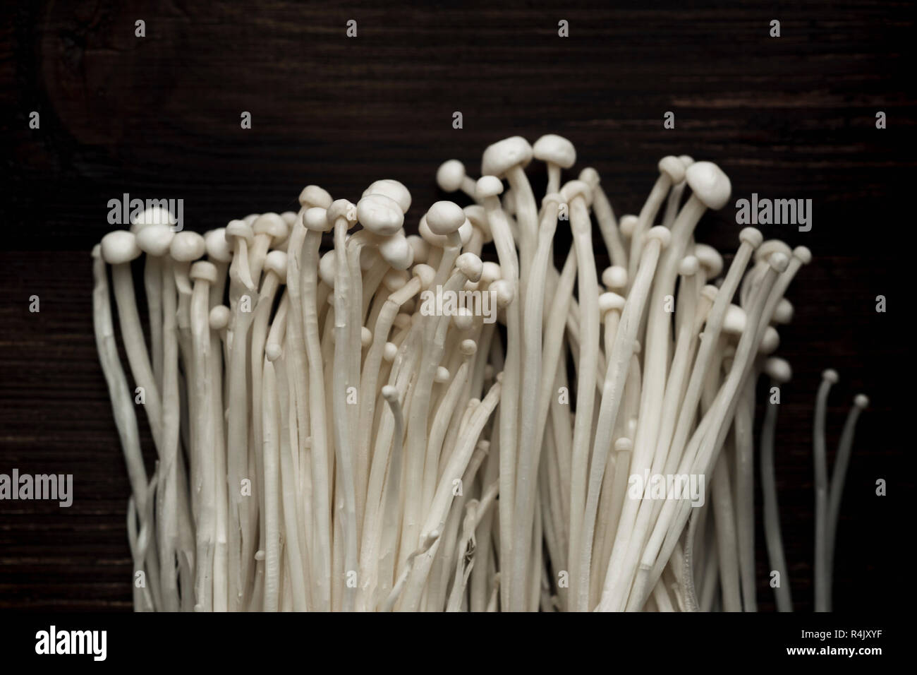 Les champignons enoki sur la vieille table en bois. Vue aérienne Banque D'Images