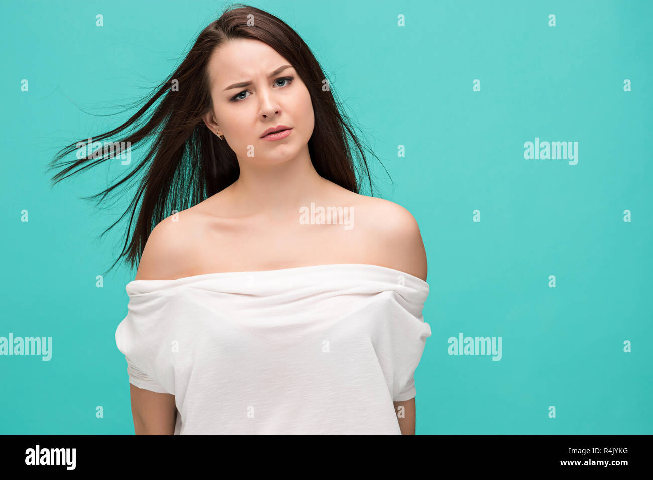 Frustrés young woman posing on blue Banque D'Images