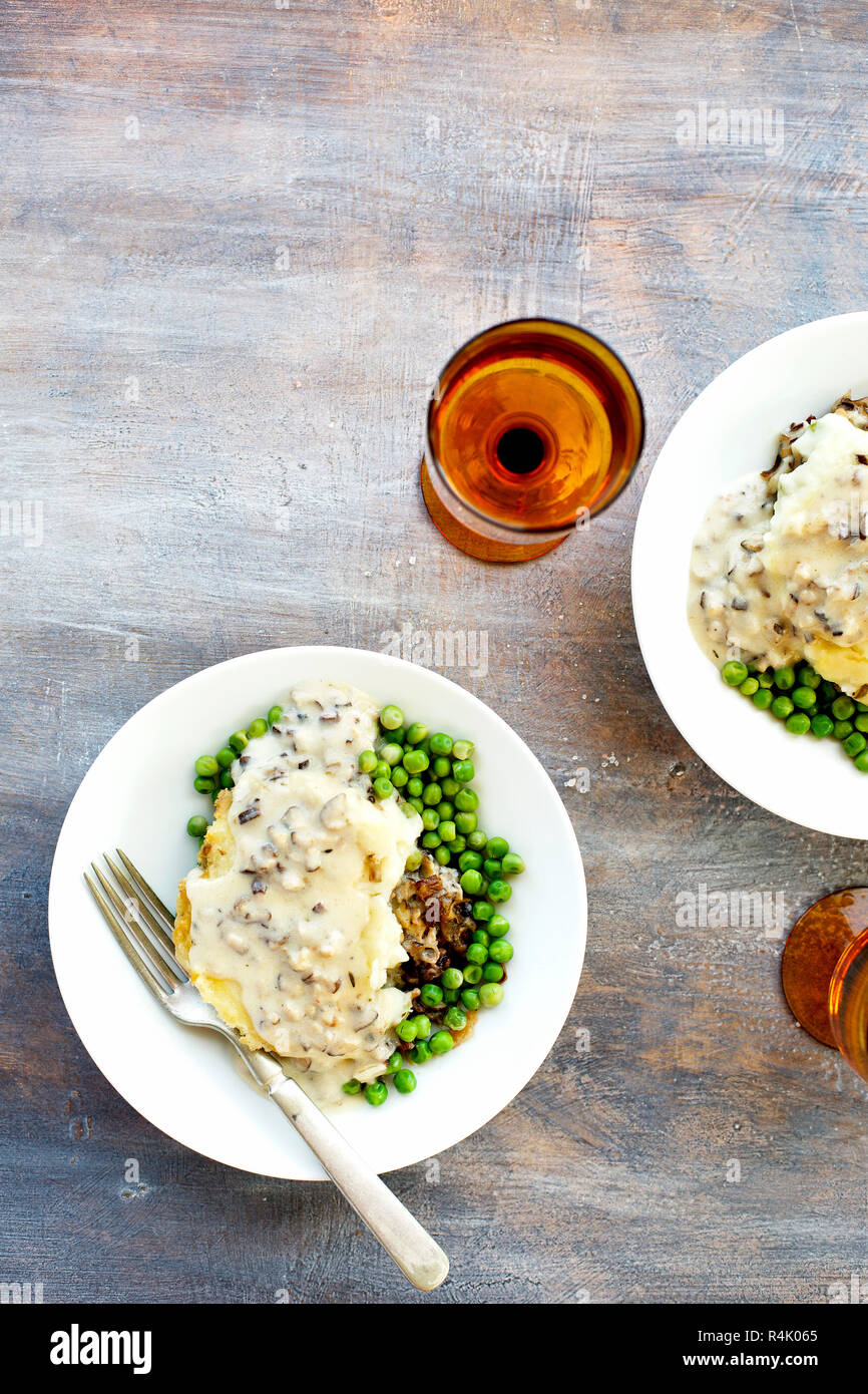 Riz sauvage aux Champignons Shiitake Shepard's Pie servi avec des petits pois et sauce. Banque D'Images