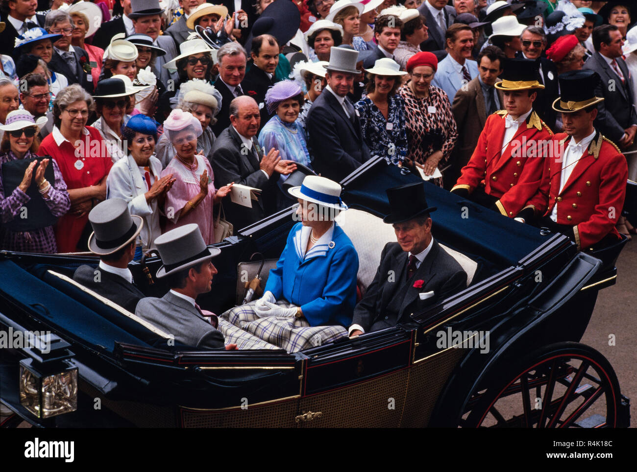 Les courses d'Ascot Angleterre UK 1986 numérisé en 2018 la famille royale britannique arriver et marcher environ à Royal Ascot en 1986. Sa Majesté la Reine Elizabeth II et le Prince Philip. Les membres du public vêtus de beaux chapeaux et chapeaux haut et la queue pour les hommes de Royal Ascot. Banque D'Images