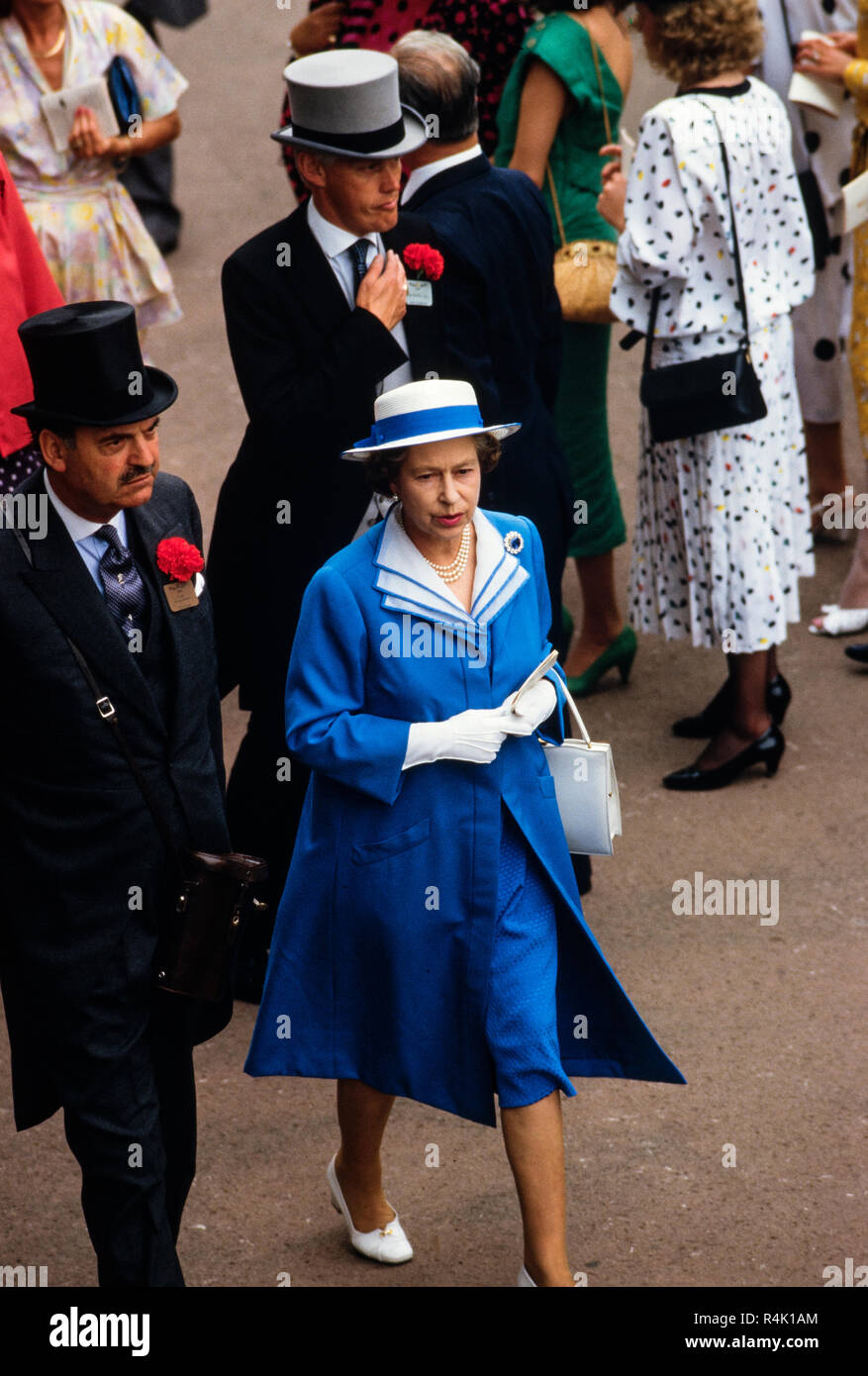 Les courses d'Ascot Angleterre UK 1986 numérisé en 2018 la famille royale britannique arriver et marcher environ à Royal Ascot en 1986. Sa Majesté la Reine Elizabeth II et le Prince Philip. Les membres du public vêtus de beaux chapeaux et chapeaux haut et la queue pour les hommes de Royal Ascot. Banque D'Images