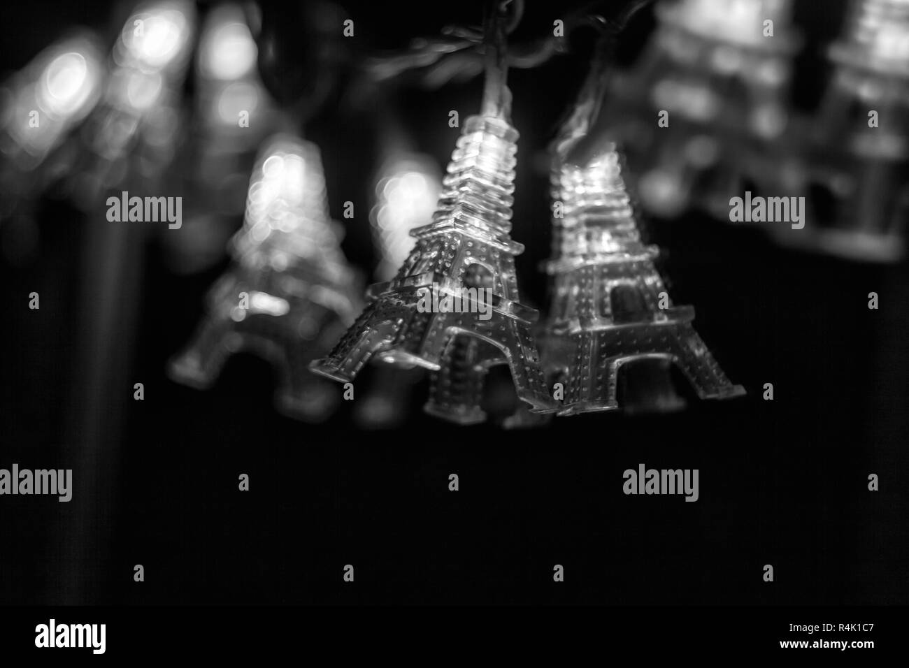Guirlande électrique sous la forme d'une tour effet de flou. Banque D'Images