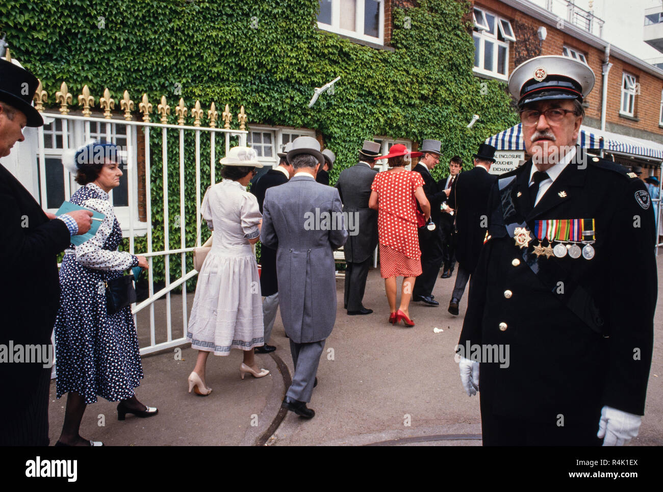 Les courses d'Ascot Angleterre UK 1986 numérisé en 2018 la famille royale britannique arriver et marcher environ à Royal Ascot en 1986 Membres du public vêtus de beaux chapeaux et chapeaux haut et la queue pour les hommes de Royal Ascot. Banque D'Images