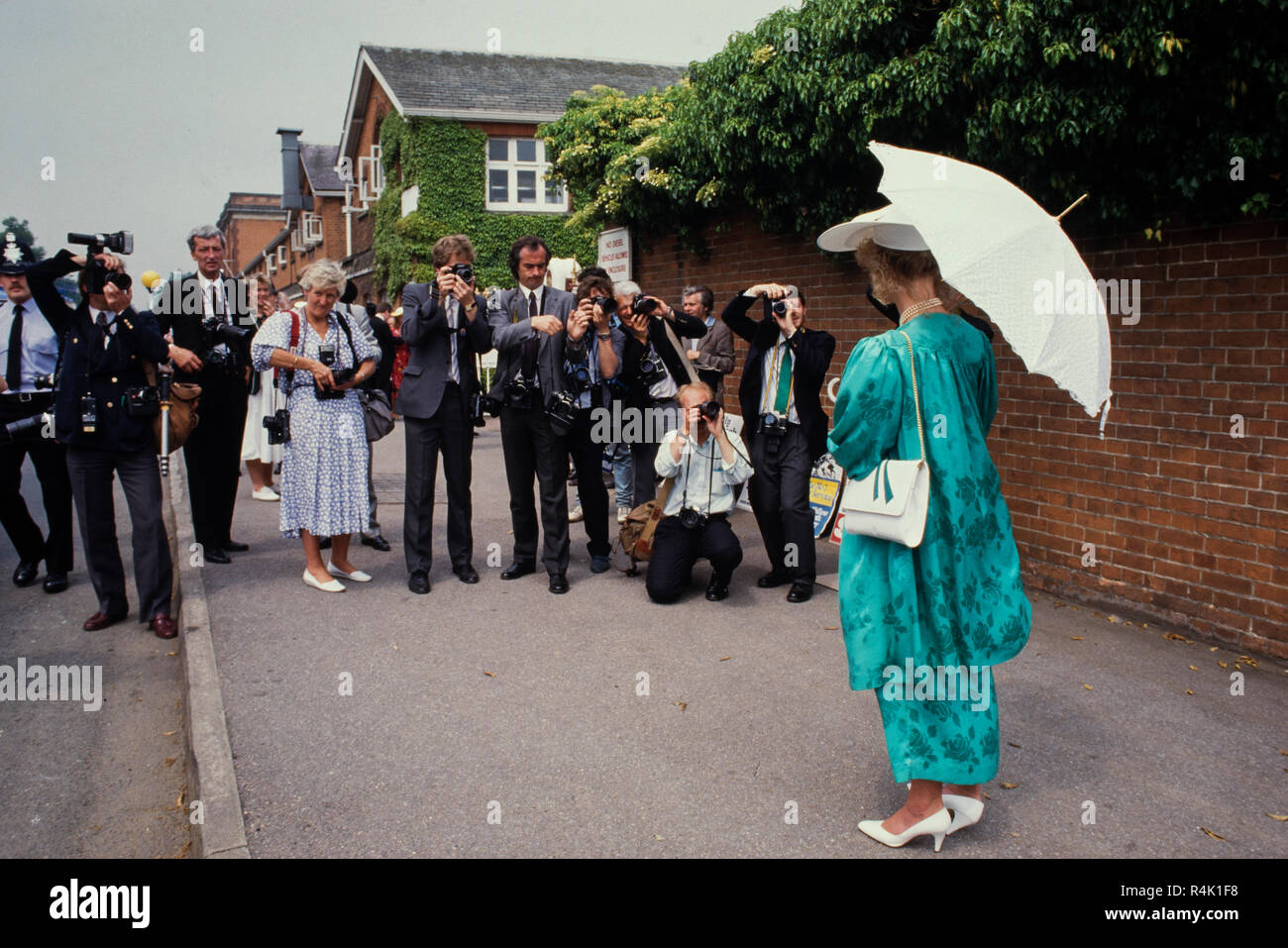 Les courses d'Ascot Angleterre UK 1986 numérisé en 2018 photographie photographes de presse portant des chapeaux mesdames arrivant fin Banque D'Images