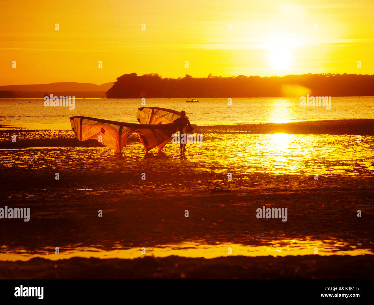 Silhouette De Kite Surfer Marchant Sur Plage Avec Coucher De