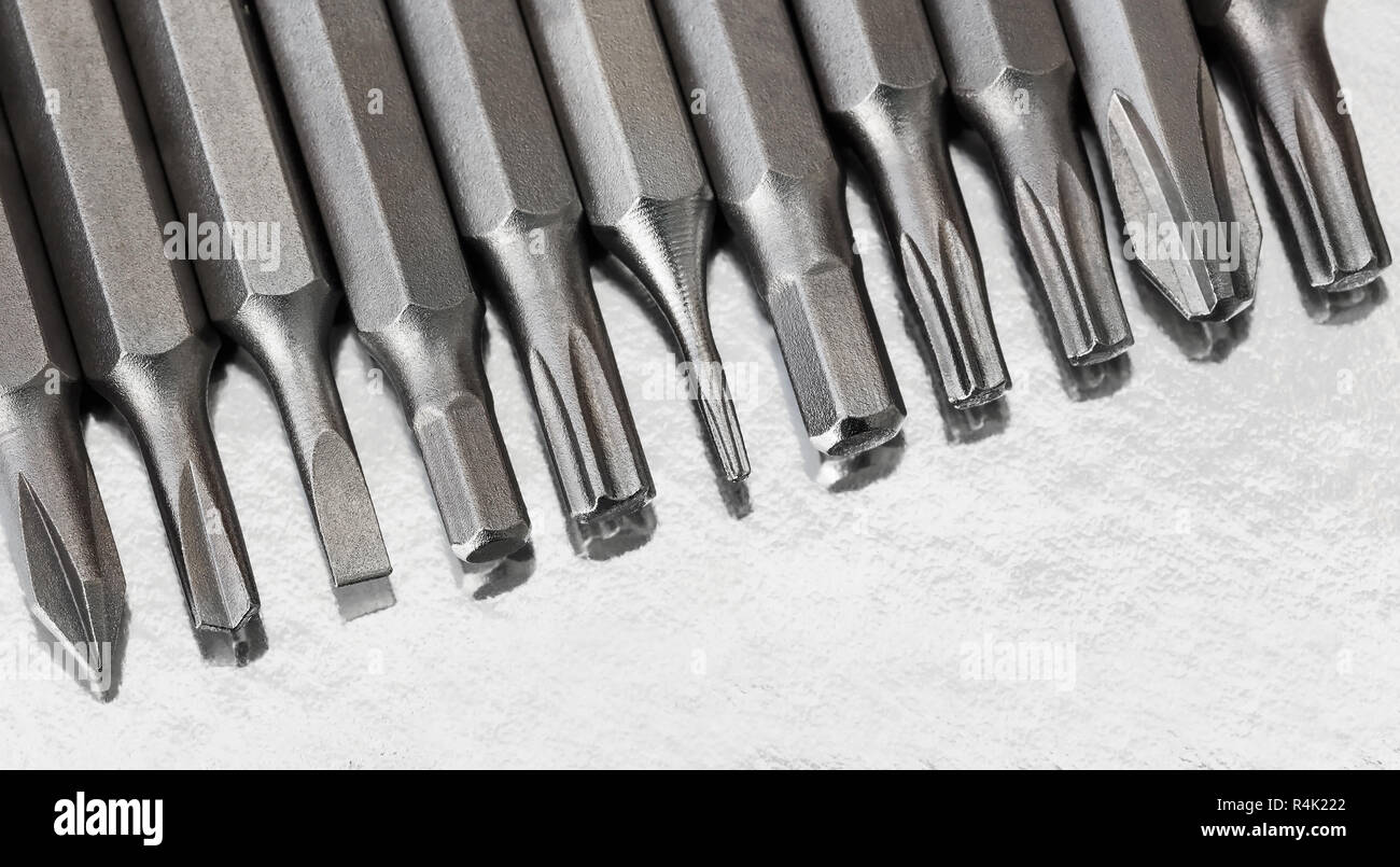 L'outil d'évaluation de divers tournevis disposés dans une ligne sur une surface métallique, brillant Banque D'Images