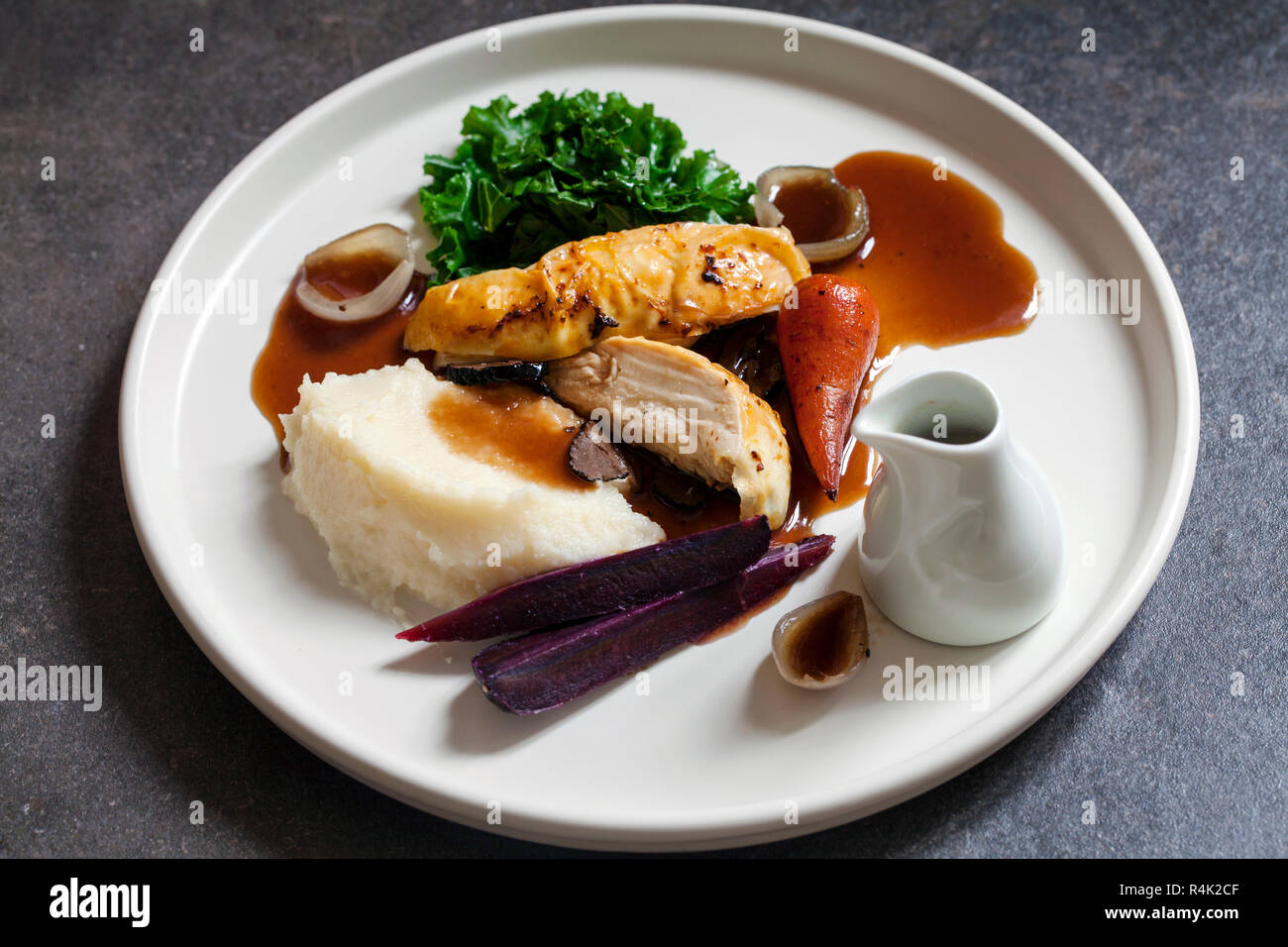 Poussin rôti et sa purée de céleri, carotte, chou frisé, de truffe et de la sauce Banque D'Images
