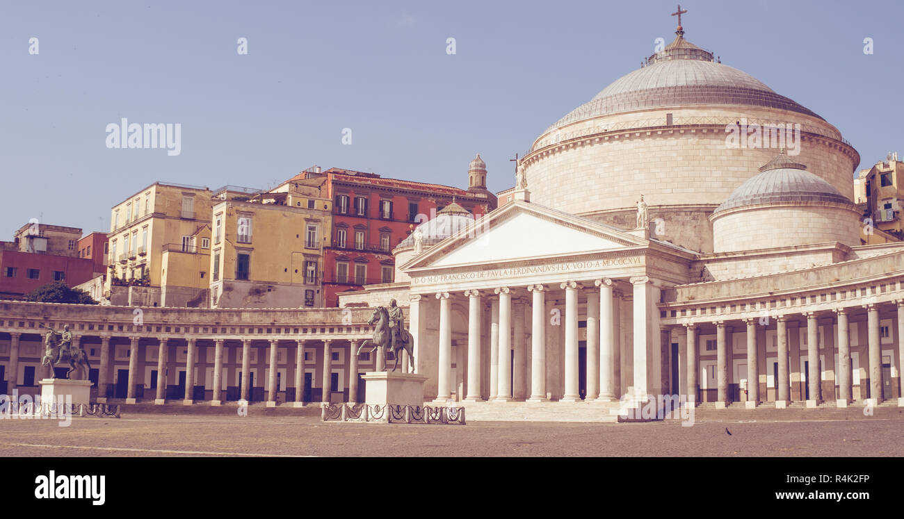 Statue de lion à San Francesco di Paola, la Piazza del Plebiscito, Naples, Italie Banque D'Images