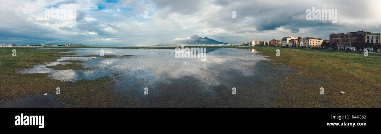 Vue panoramique en miroir dans une flaque du volcan Vésuve sur une longue journée à Naples. Banque D'Images