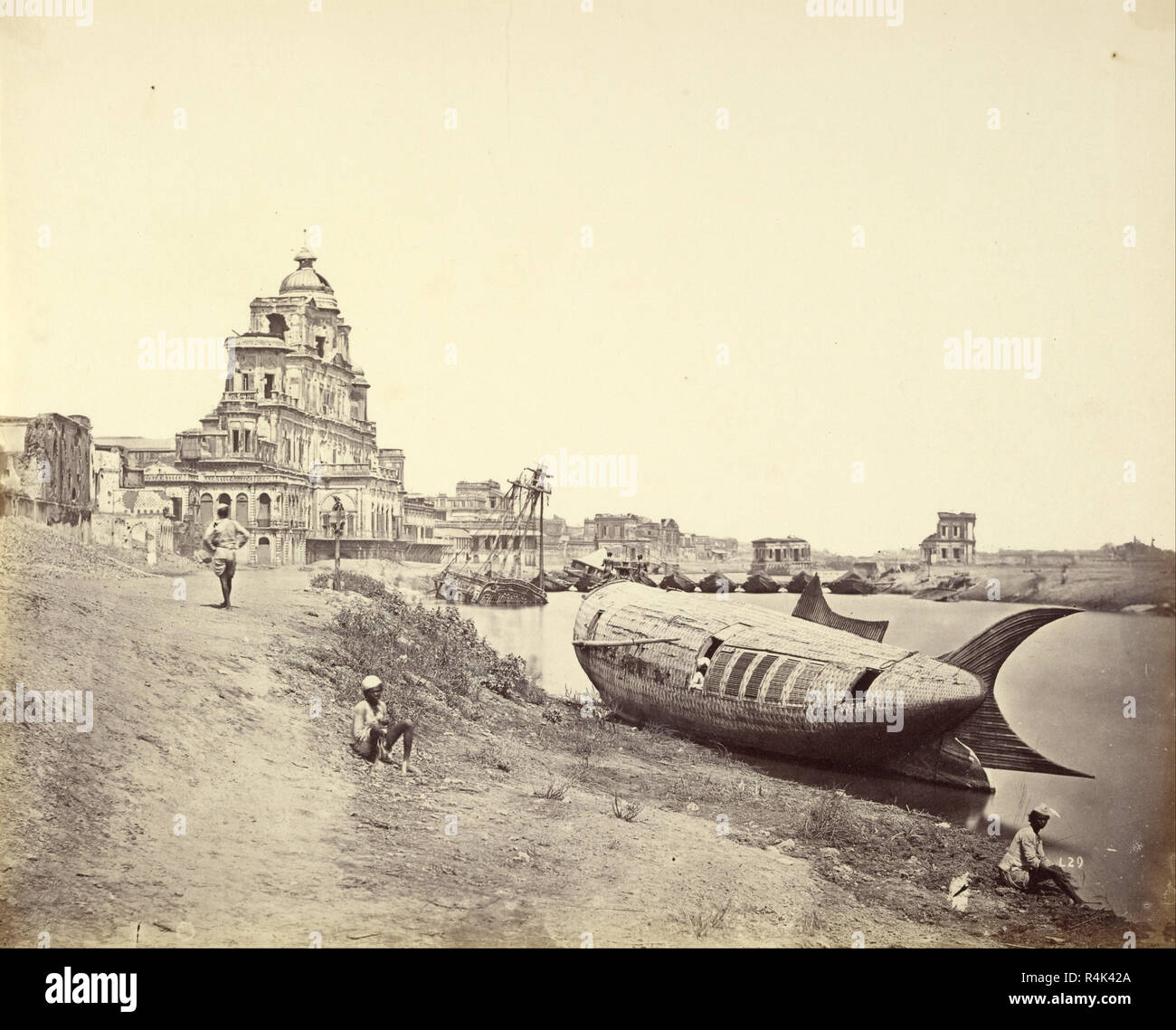 [Chutter Manzil Palace, avec le bateau du roi sous la forme d'un poisson sur la rivière Gomti]. Date/période : 1858 - 1862. L'impression. Épreuve à l'argent. Hauteur : 248 mm (9,76 in) ; Largeur : 306 mm (12.04 in). Auteur : Felice Beato. Banque D'Images