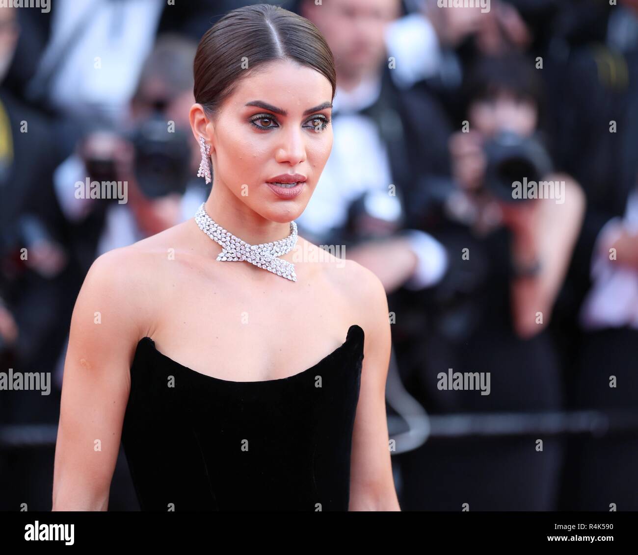 CANNES, FRANCE - May 08, 2018 : Camila Coelho, marche le tapis rouge devant le 'Todos lo saben' au 71th Festival de Cannes Banque D'Images