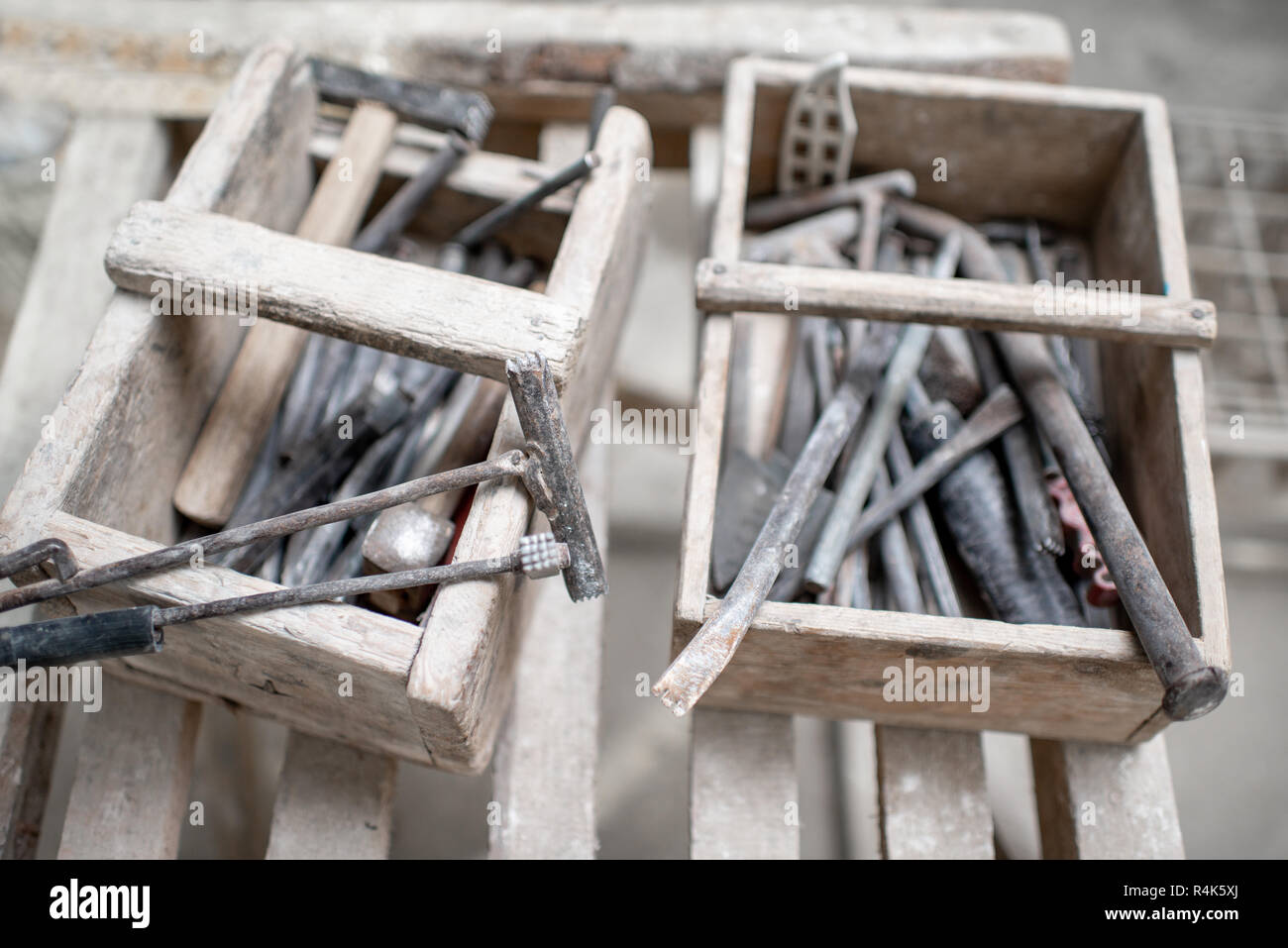 Outils de travail du sculpteur dans les boîtes en bois Banque D'Images