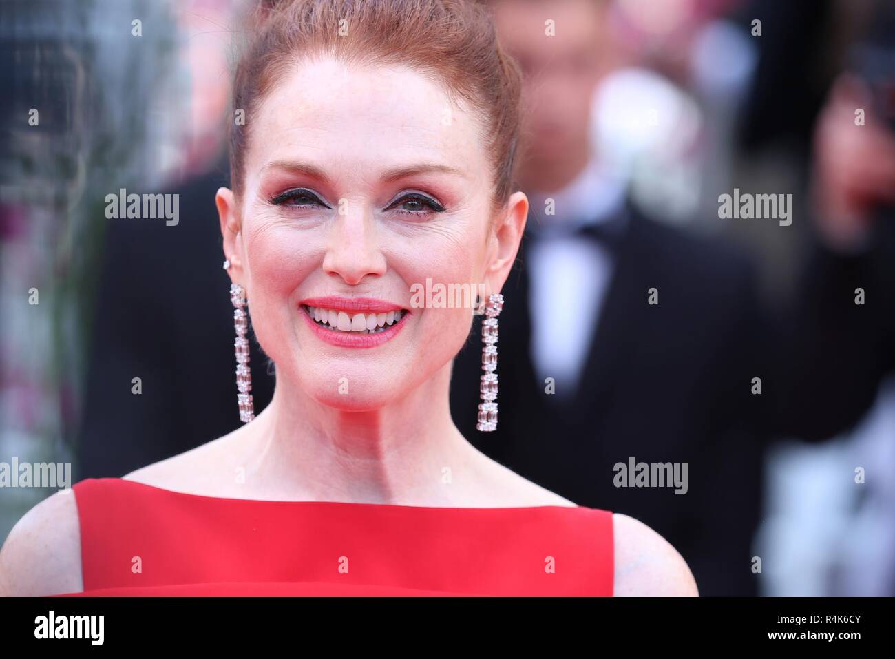 CANNES, FRANCE - May 08, 2018 : Julianne Moore, marche le tapis rouge devant le 'Todos lo saben' au 71th Festival de Cannes Banque D'Images