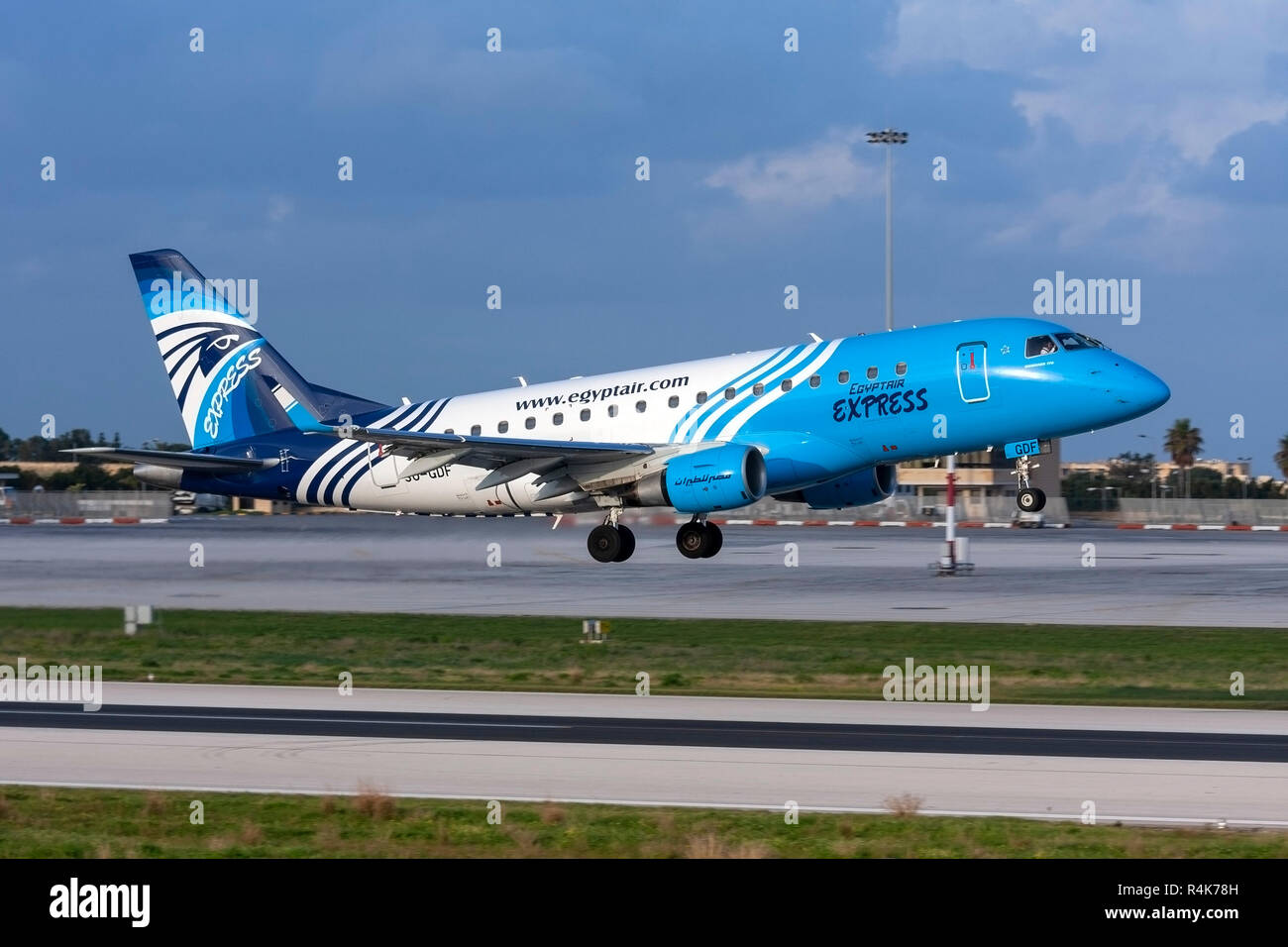 Egyptair Express Embraer 170LR (ERJ-170-100LR) (SU-GDF) quitte la piste 14 Retour au Caire, Égypte. Banque D'Images