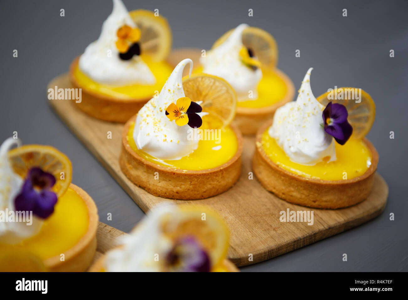 Delicieux Petit Biscuit Cupcakes Avec Glacage Jaune Tranches De Citron Et De La Creme Sur La Plaque Dans Le Cafe Delicieux Petits Gateaux Pour Le Dessert Au Restaurant Italien Photo Stock Delicieux Petit Biscuit Cupcakes Avec Glacage Jaune Tranches De Citron Et De La Creme Sur La Plaque Dans Le Cafe Delicieux Petits Gateaux Pour Le Dessert Au Restaurant Italien Photo Stock