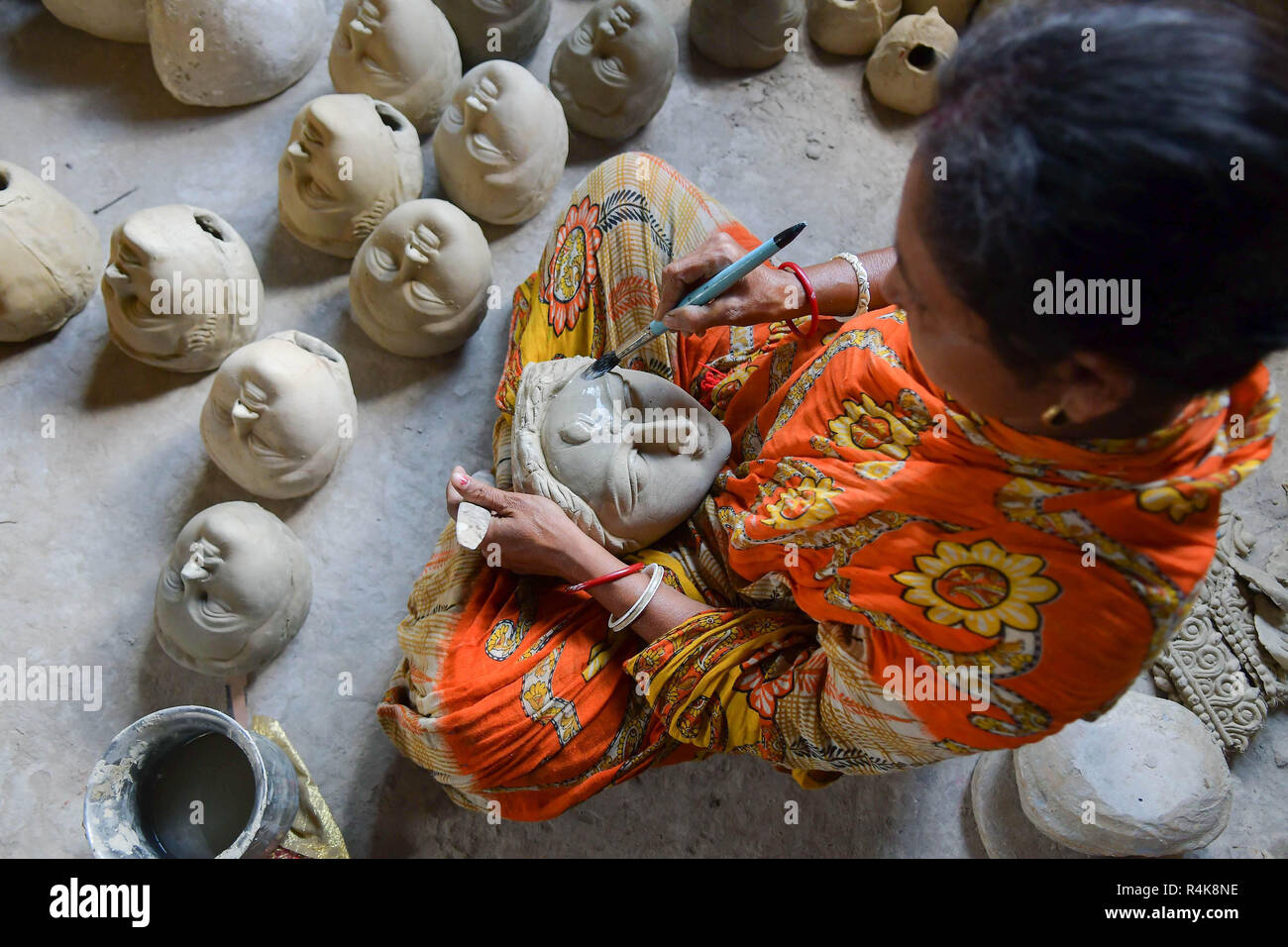 Un artiste indien vu préparation de l'argile idol visages de déesses Durga, l'avant de la Durga Puja festival à l'intérieur d'un studio à Agartala. Durga Puja, le festival hindou annuel qui implique l'adoration de la déesse Durga, qui symbolise la puissance et le triomphe du bien sur le mal dans la mythologie hindoue, culmine dans l'immersion du corps des idoles dans l'eau. Banque D'Images