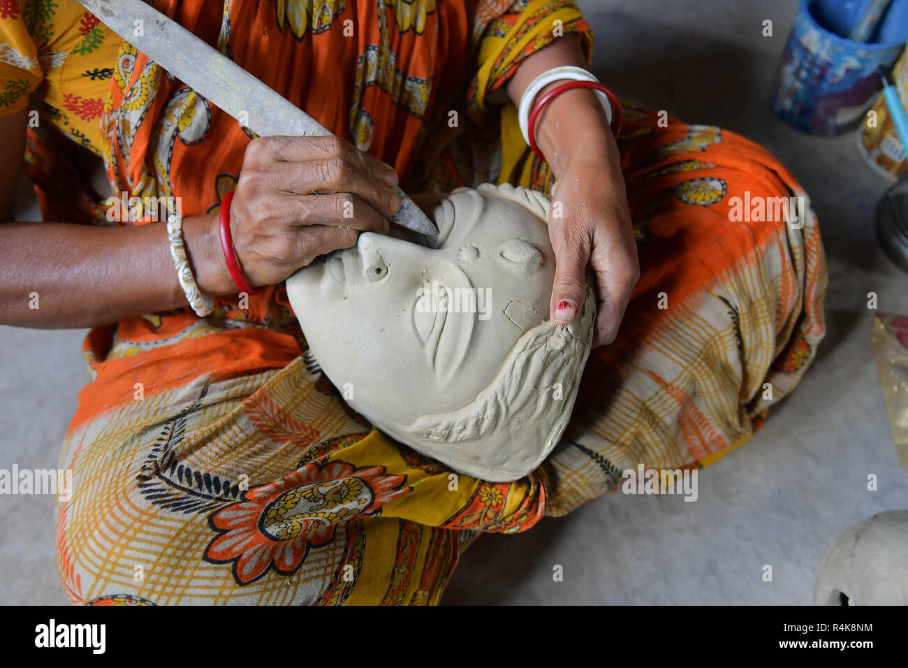 Un artiste indien vu la préparation d'un visage en argile, idole de la déesse Durga, l'avant de la Durga Puja festival à l'intérieur d'un studio à Agartala. Durga Puja, le festival hindou annuel qui implique l'adoration de la déesse Durga, qui symbolise la puissance et le triomphe du bien sur le mal dans la mythologie hindoue, culmine dans l'immersion du corps des idoles dans l'eau. Banque D'Images