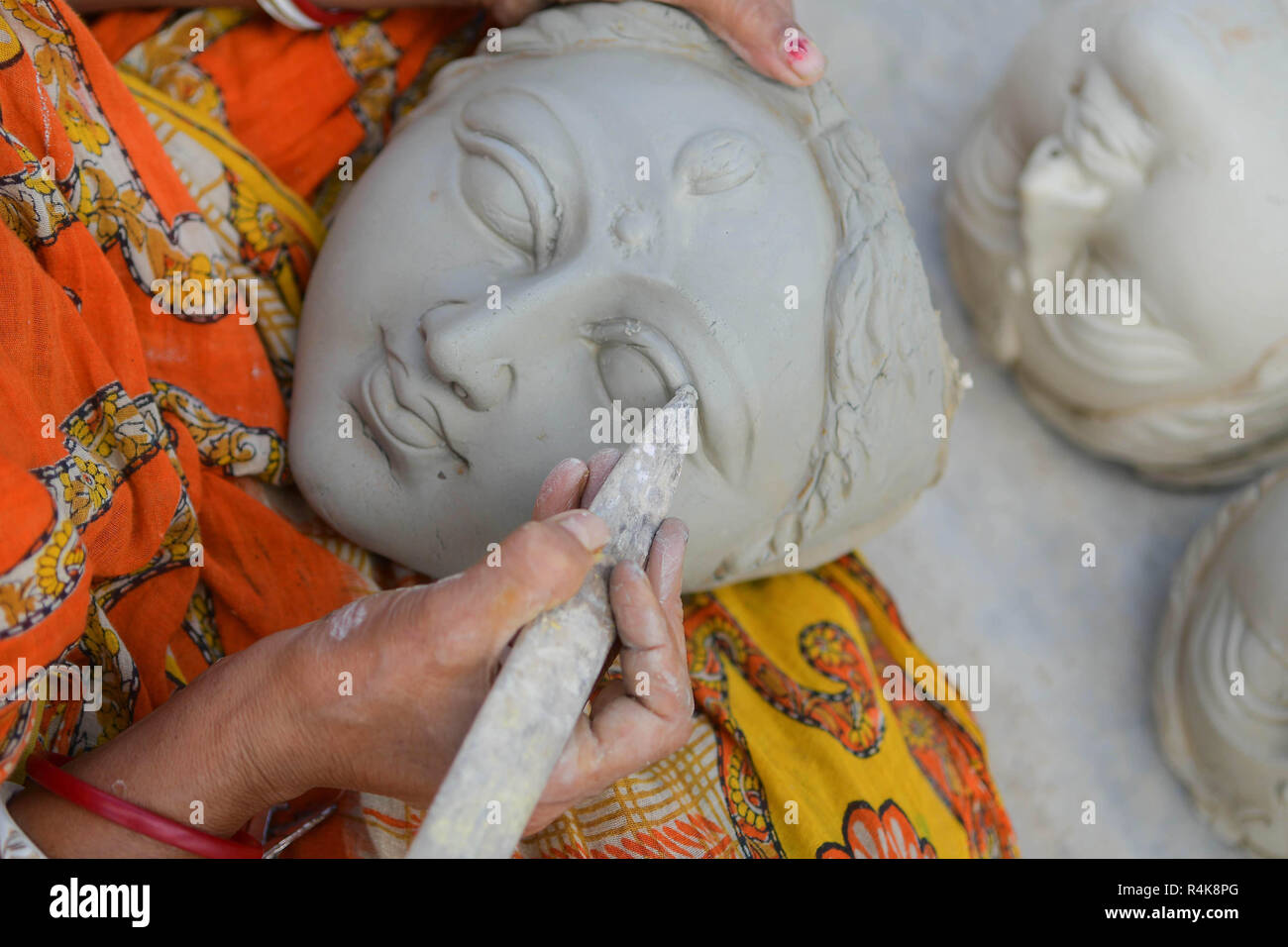 Un artiste indien vu la préparation d'un visage en argile, idole de la déesse Durga, l'avant de la Durga Puja festival à l'intérieur d'un studio à Agartala. Durga Puja, le festival hindou annuel qui implique l'adoration de la déesse Durga, qui symbolise la puissance et le triomphe du bien sur le mal dans la mythologie hindoue, culmine dans l'immersion du corps des idoles dans l'eau. Banque D'Images