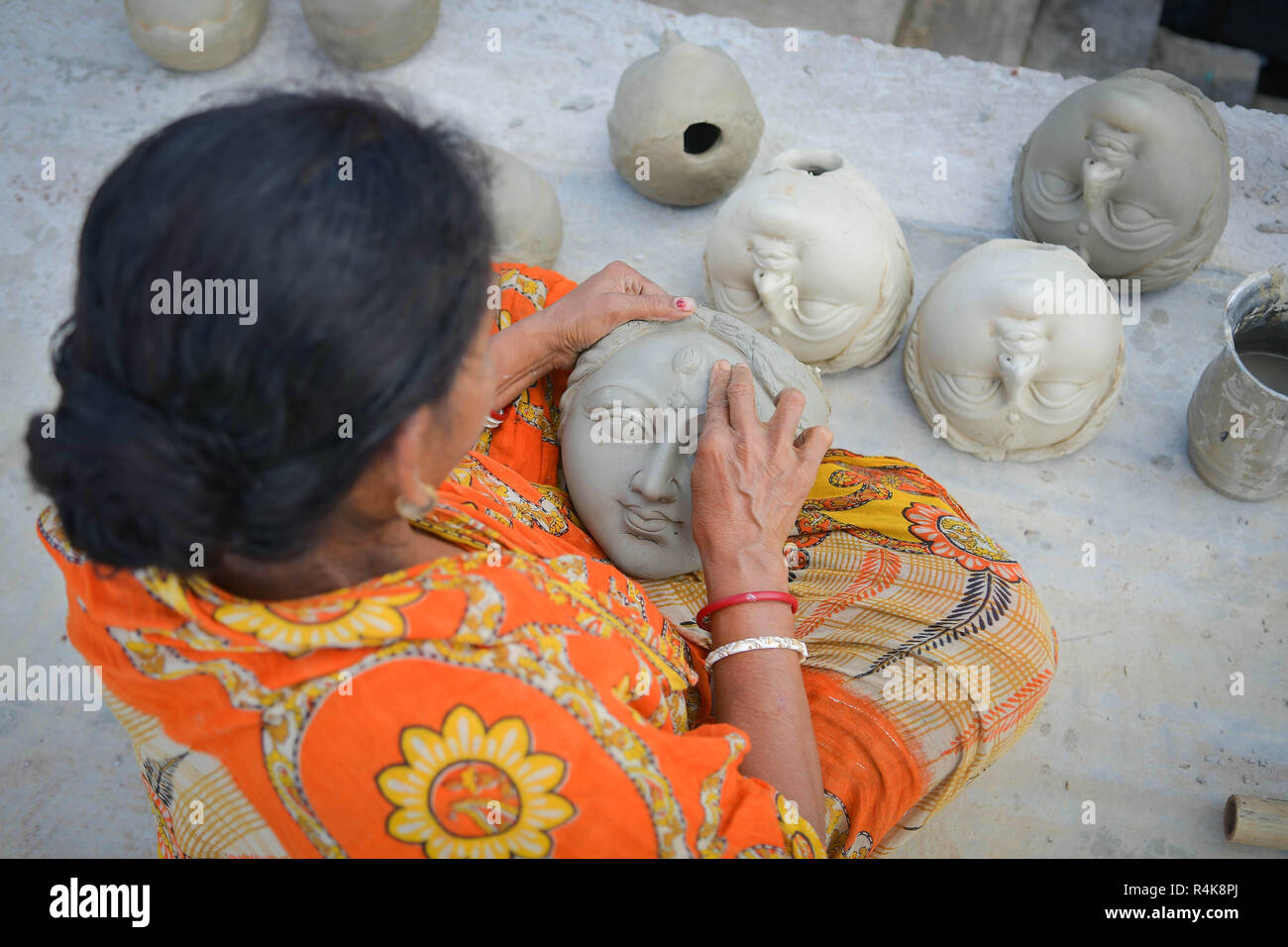 Un artiste indien vu préparation de l'argile idol visages de déesses Durga, l'avant de la Durga Puja festival à l'intérieur d'un studio à Agartala. Durga Puja, le festival hindou annuel qui implique l'adoration de la déesse Durga, qui symbolise la puissance et le triomphe du bien sur le mal dans la mythologie hindoue, culmine dans l'immersion du corps des idoles dans l'eau. Banque D'Images