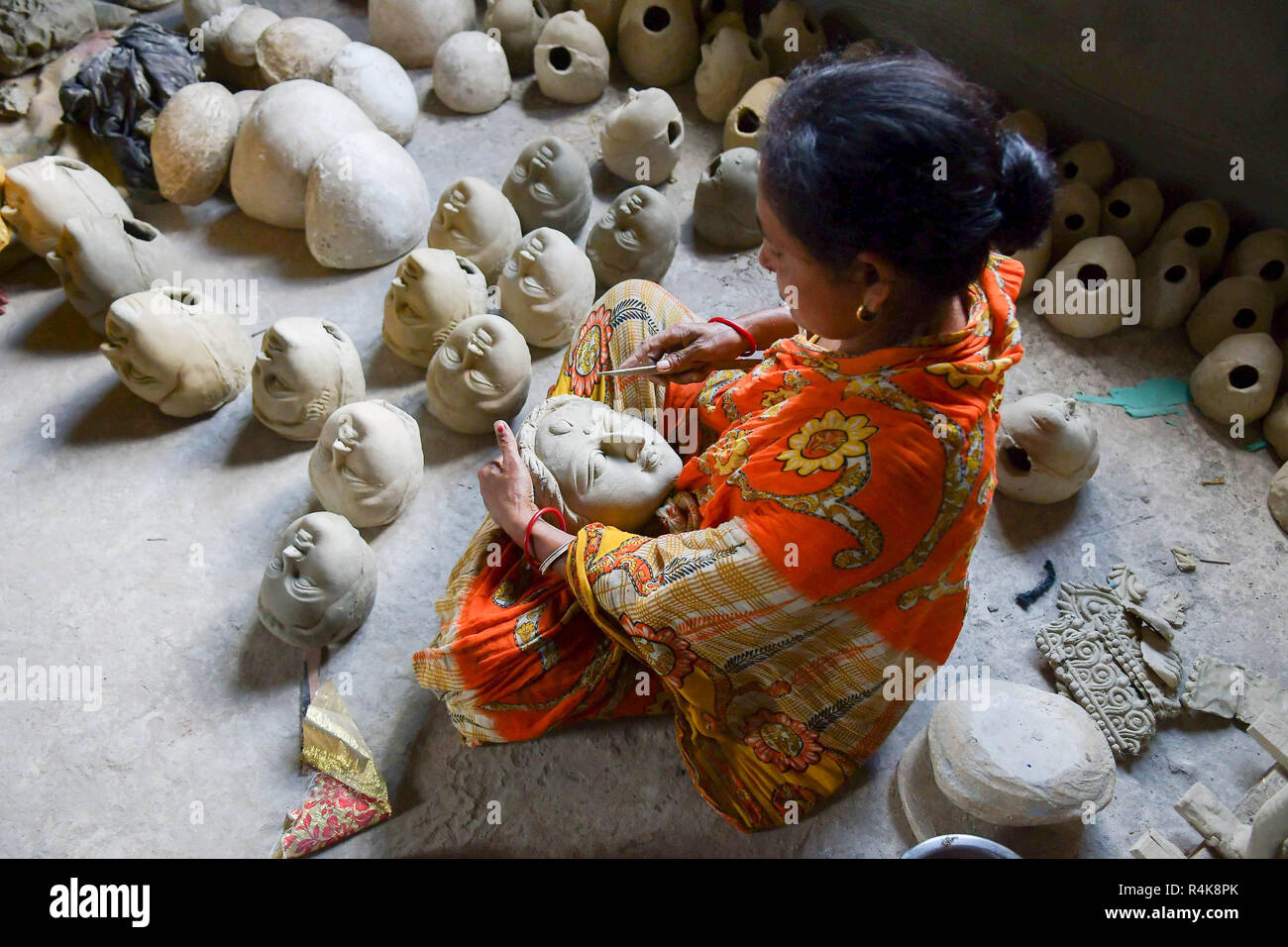 Un artiste indien vu préparation de l'argile idol visages de déesses Durga, l'avant de la Durga Puja festival à l'intérieur d'un studio à Agartala. Durga Puja, le festival hindou annuel qui implique l'adoration de la déesse Durga, qui symbolise la puissance et le triomphe du bien sur le mal dans la mythologie hindoue, culmine dans l'immersion du corps des idoles dans l'eau. Banque D'Images