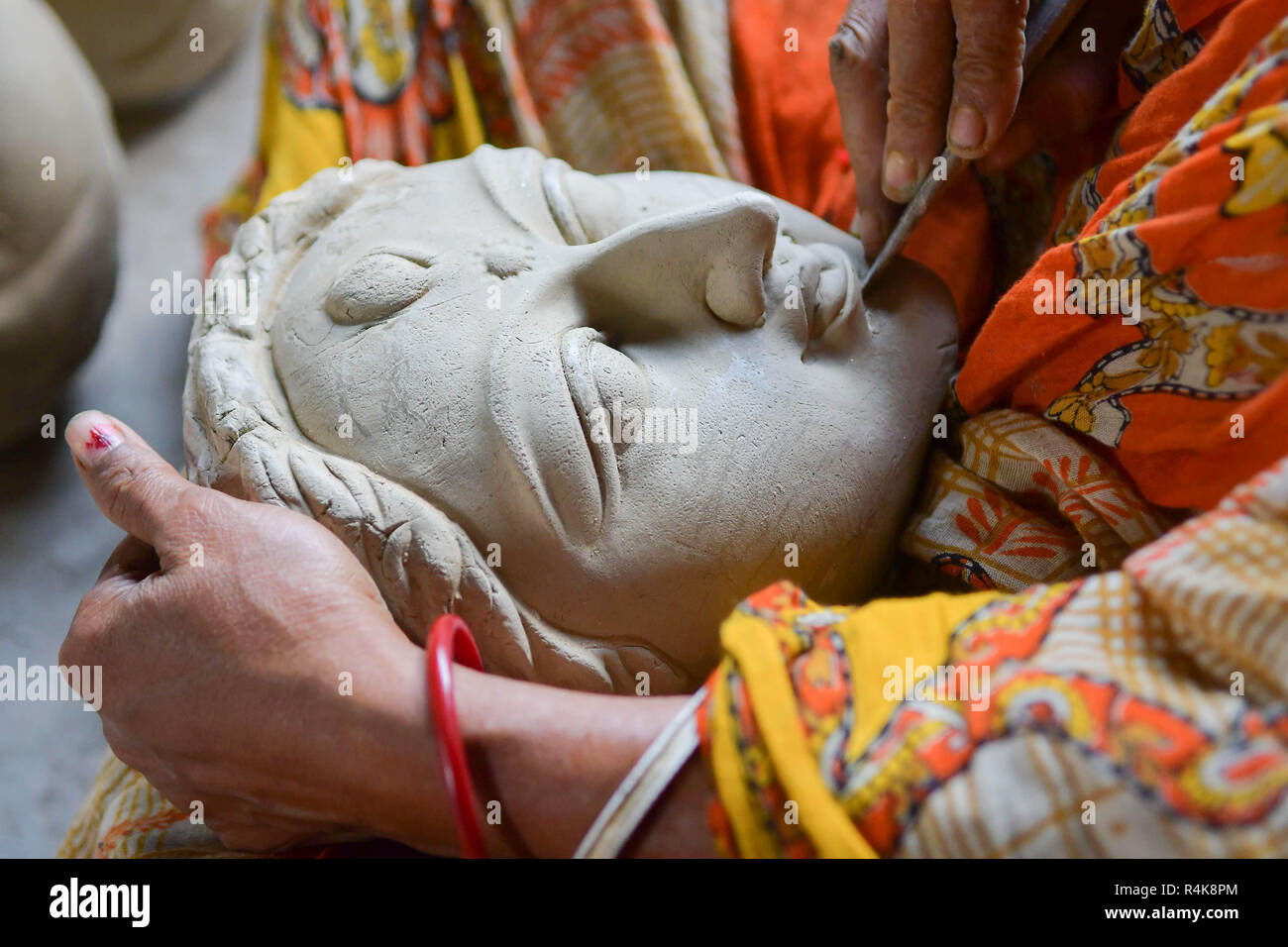 Un artiste indien vu la préparation d'un visage en argile, idole de la déesse Durga, l'avant de la Durga Puja festival à l'intérieur d'un studio à Agartala. Durga Puja, le festival hindou annuel qui implique l'adoration de la déesse Durga, qui symbolise la puissance et le triomphe du bien sur le mal dans la mythologie hindoue, culmine dans l'immersion du corps des idoles dans l'eau. Banque D'Images