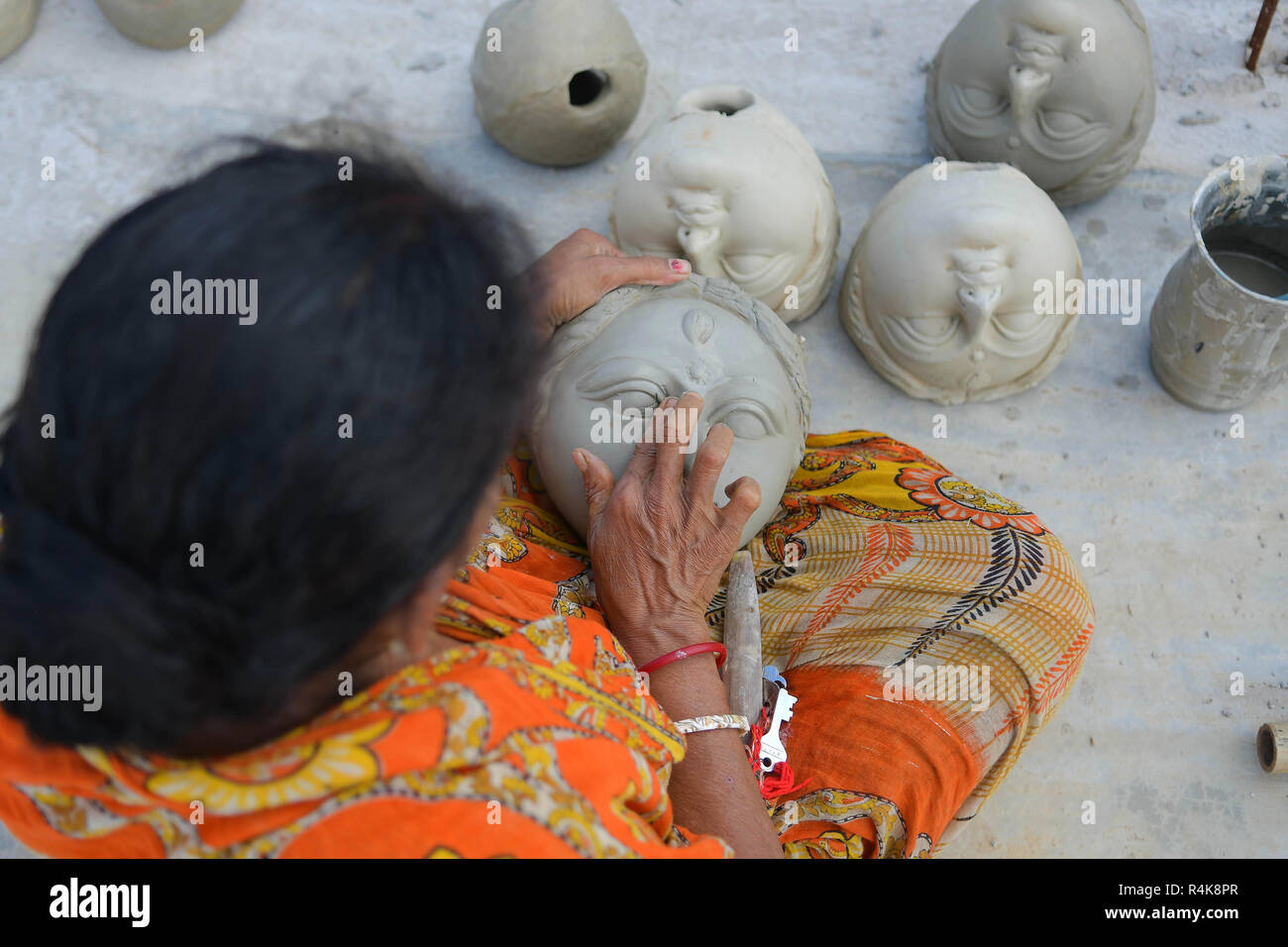 Un artiste indien vu préparation de l'argile idol visages de déesses Durga, l'avant de la Durga Puja festival à l'intérieur d'un studio à Agartala. Durga Puja, le festival hindou annuel qui implique l'adoration de la déesse Durga, qui symbolise la puissance et le triomphe du bien sur le mal dans la mythologie hindoue, culmine dans l'immersion du corps des idoles dans l'eau. Banque D'Images