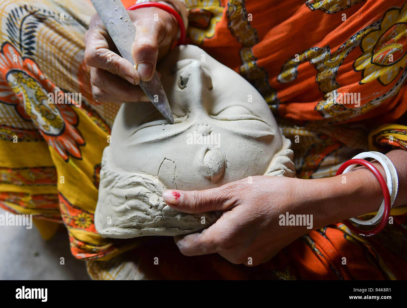 Un artiste indien vu la préparation d'un visage en argile, idole de la déesse Durga, l'avant de la Durga Puja festival à l'intérieur d'un studio à Agartala. Durga Puja, le festival hindou annuel qui implique l'adoration de la déesse Durga, qui symbolise la puissance et le triomphe du bien sur le mal dans la mythologie hindoue, culmine dans l'immersion du corps des idoles dans l'eau. Banque D'Images