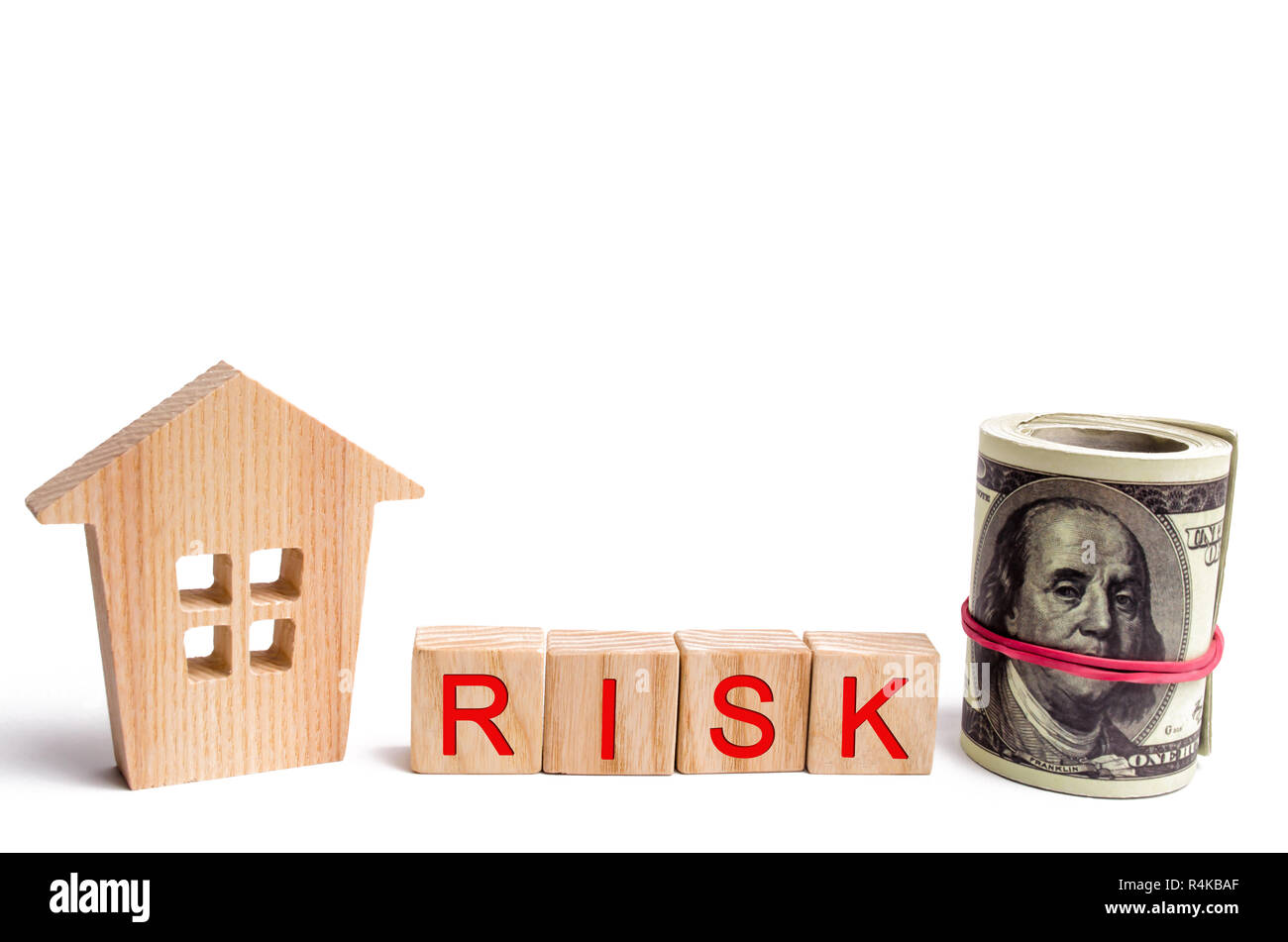 Maison en bois et l'inscription des risques. La notion de risque financier pour acheter ou vendre des biens. L'investissement et l'investissement dans le logement. L'achat d'un appartement Banque D'Images