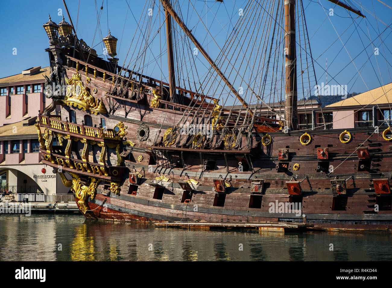 GENOVA, ITALIE-13 octobre,2018 : grand bateau pirate en bois Neptune dans le port de Gênes en Ligurie ville.galion espagnol célèbre réplique de film Pirates par R Banque D'Images