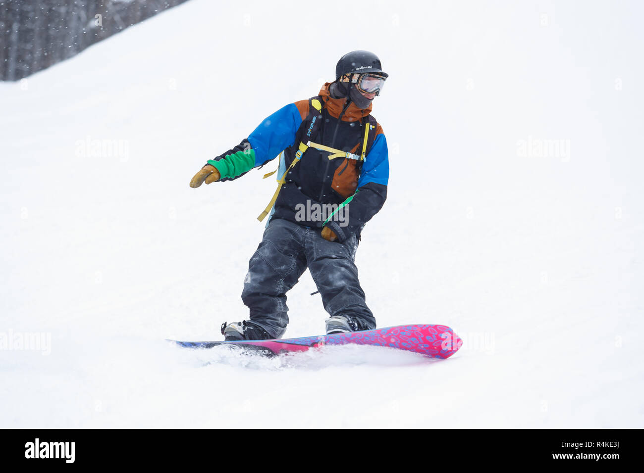 BUKOVEL,UKRAINE-20 mars,2018 : concours de snowboard en hiver.Les jeunes athlètes en compétition en snowboard.Cool sport extrême pour les jeunes de la concurrence Banque D'Images