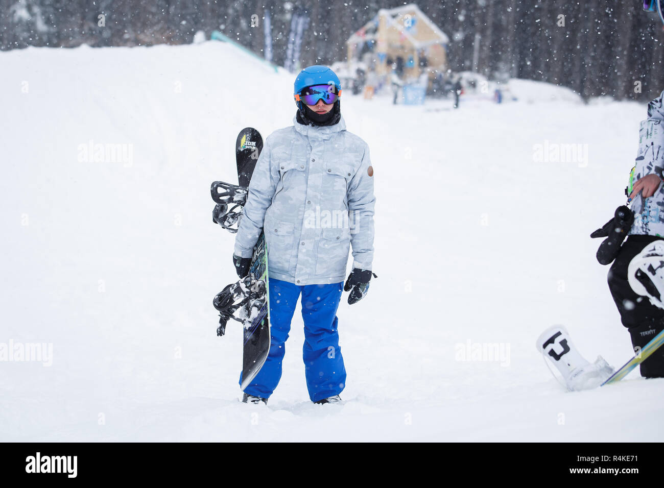 BUKOVEL,UKRAINE-20 mars,2018 : concours de snowboard en hiver.Les jeunes athlètes en compétition en snowboard.Cool sport extrême pour les jeunes de la concurrence Banque D'Images