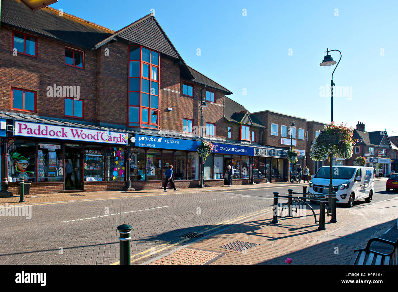 Commercial Road, Paddock Wood, Kent, Royaume-Uni. avec large rue et la vente au détail et boutiques de bienfaisance en preuve. Banque D'Images