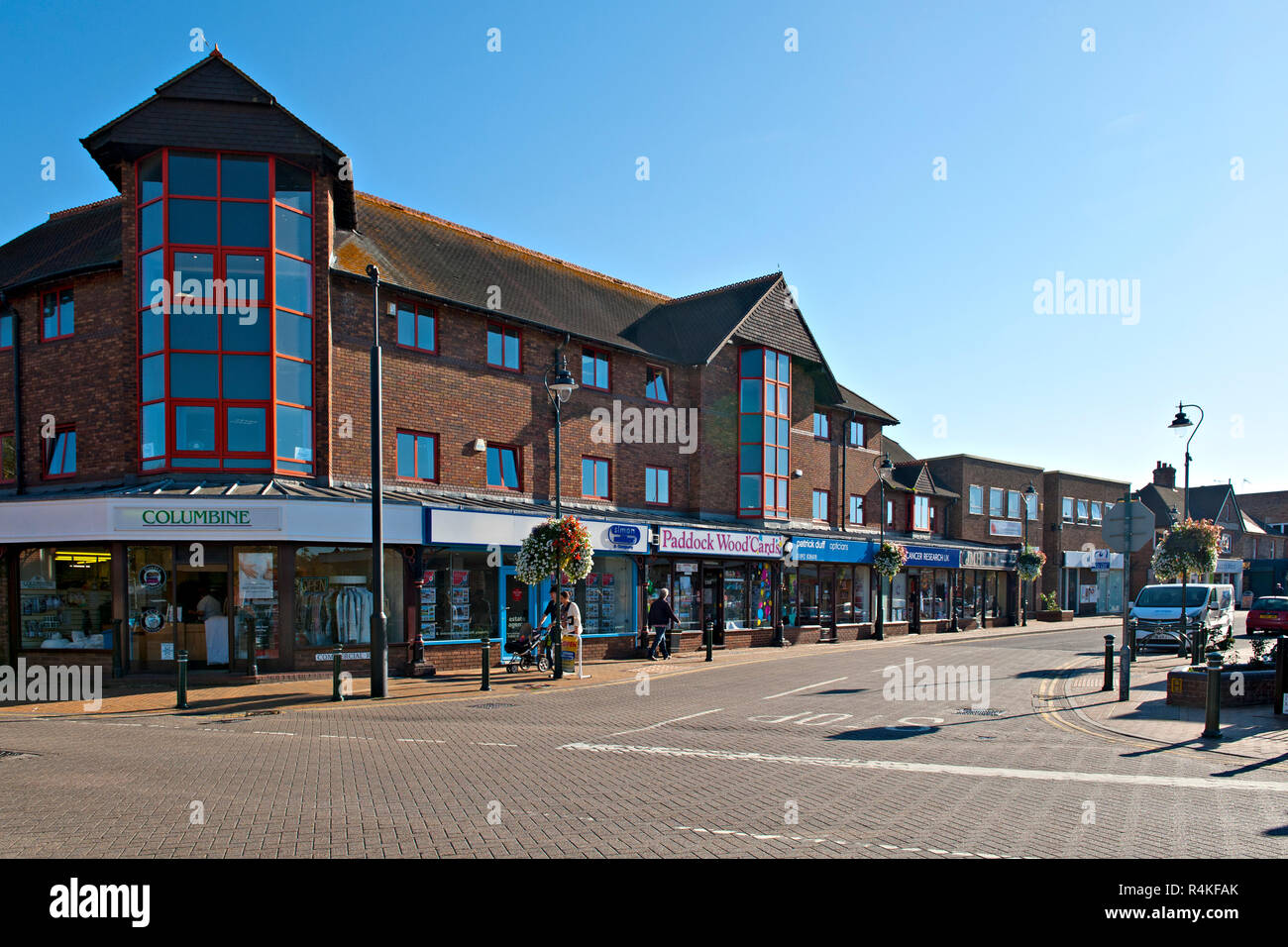 Commercial Road, Paddock Wood, Kent, Royaume-Uni. avec large rue et la vente au détail et boutiques de bienfaisance en preuve. Banque D'Images