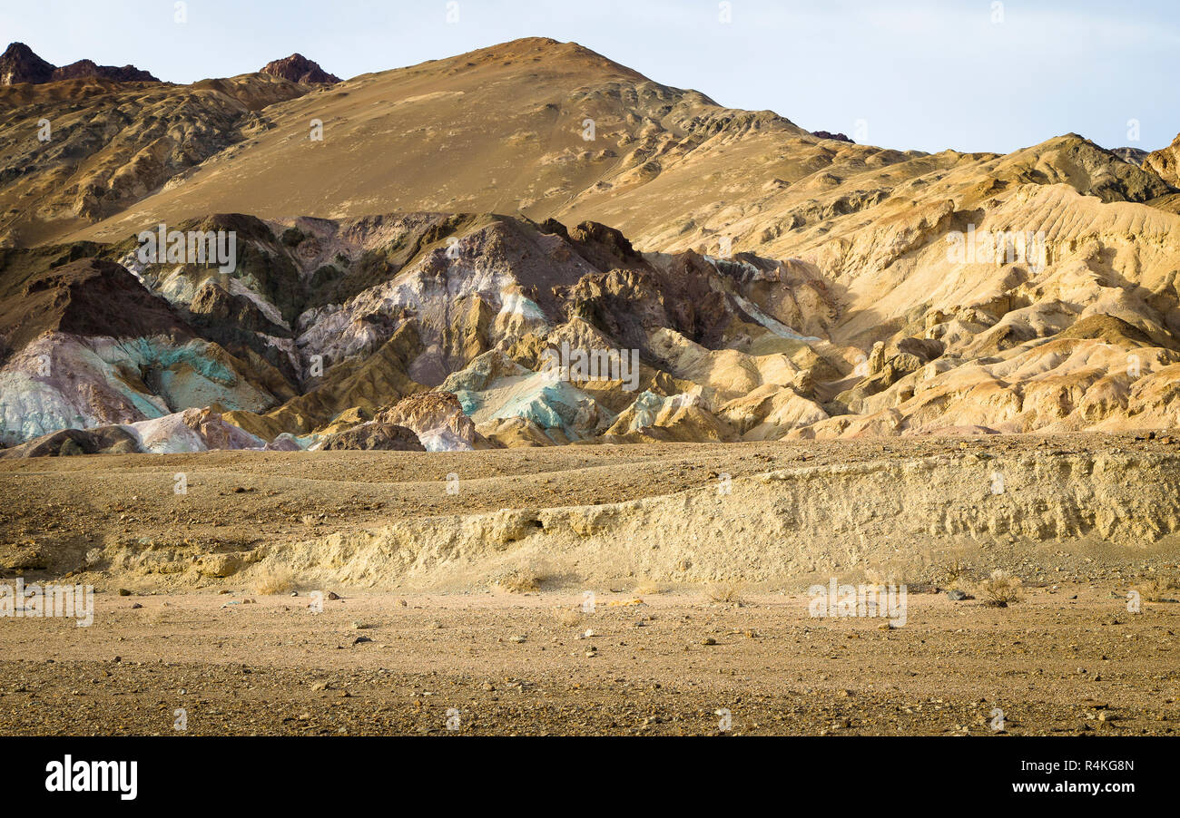 Les minéraux de couleur sur l'érosion de l'artiste à flanc de la vallée de la mort, de palette, CA, USA Banque D'Images