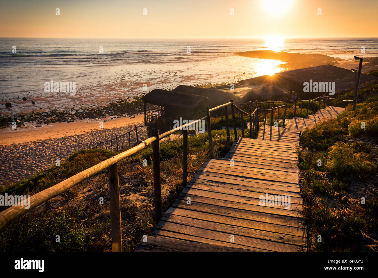 Passerelle en bois menant au restaurant de plage au coucher du soleil, la Villa Nova de Milfontes, Portugal Banque D'Images