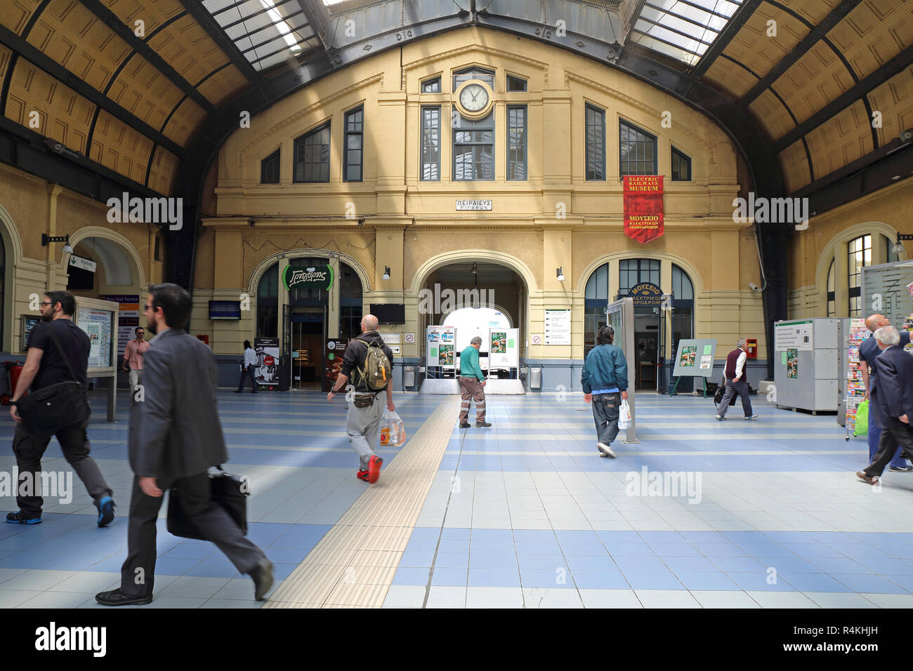 Le Pirée, Grèce - 04 MAI : Gare au Pirée sur Mai 04, 2015. Les banlieusards occupé à Gare au Pirée, Grèce. Banque D'Images