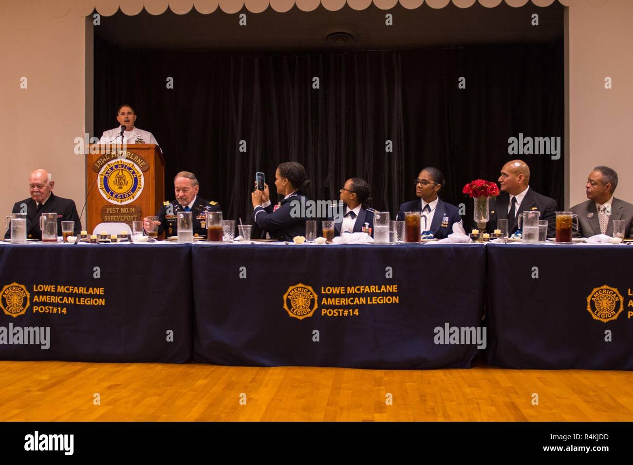 SHREVEPORT (Louisiane), 01 novembre (2018) vigueur Master Chief Kevin Goodrich est le conférencier invité lors d'un dîner organisé par l'American Legion Post 14 dans le cadre de Shreveport Bossier City / Semaine de la Marine. Semaines de la marine sont conçus pour relier le public avec les marins de la marine, des programmes et des équipements à travers le pays. Chaque année, l'Amérique la Marine canadienne vient à la maison à environ 15 villes du pays pour montrer aux Américains pourquoi avoir une forte marine est essentielle à l'American way of life. Banque D'Images