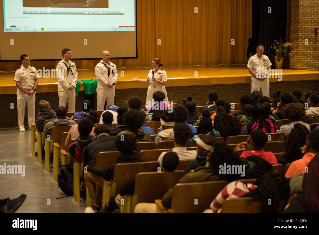 SHREVEPORT (Louisiane), 01 novembre (2018) marins affectés à la classe Ohio sous-marin SNLE USS Louisiana (743) parler aux juniors et seniors de Green Oaks Performing Arts Academy au sujet de leur emploi au sein de la Marine dans le cadre de Shreveport Bossier City / Semaine de la Marine. Semaines de la marine sont conçus pour relier le public avec les marins de la marine, des programmes et des équipements à travers le pays. Chaque année, l'Amérique la Marine canadienne vient à la maison à environ 15 villes du pays pour montrer aux Américains pourquoi avoir une forte marine est essentielle à l'American way of life. Banque D'Images