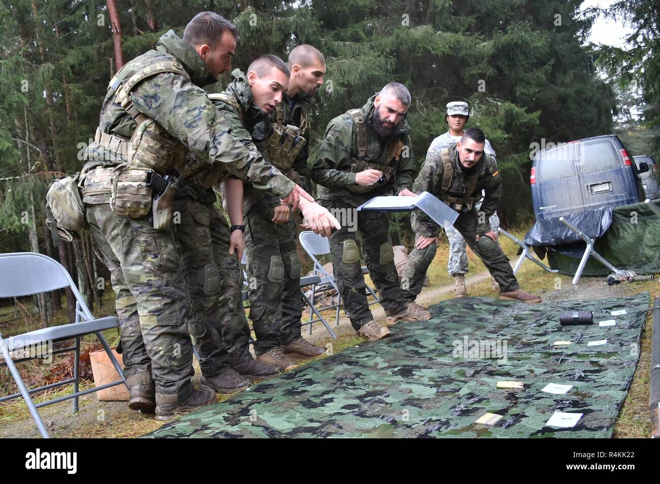 La conduite des soldats espagnols de problèmes de munitions au cours de la meilleure voie de l'Escouade de tireurs compétition à la 7ème commande d'entraînement de l'armée, du secteur d'entraînement Grafenwoehr, Bavière, Allemagne, le 25 octobre 2016. L'Escouade Sniper mieux la concurrence est un stimulant de la concurrence l'Europe de l'armée les militaires de toute l'Europe de la concurrence et améliorer le travail d'équipe avec les alliés et les pays partenaires. Banque D'Images