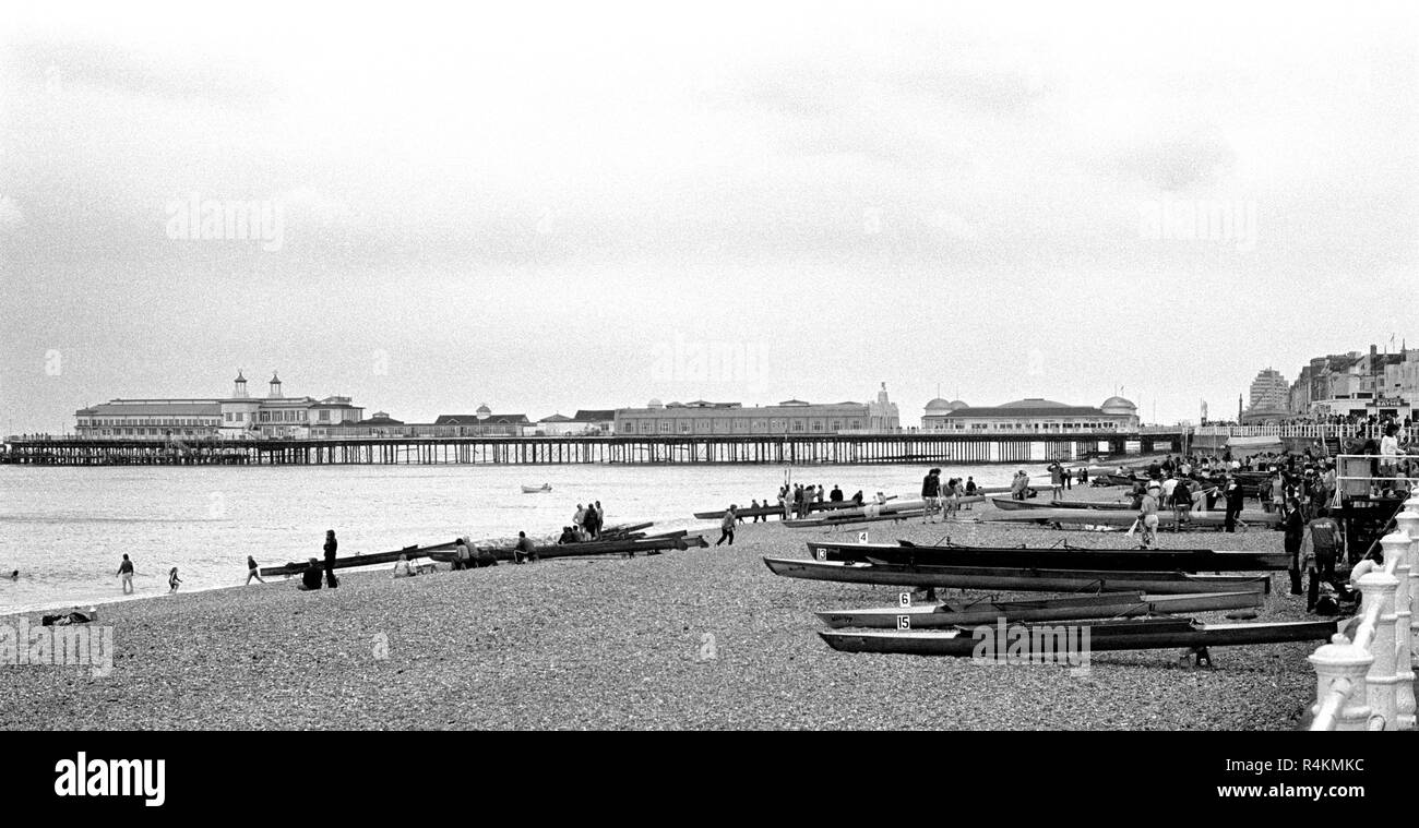 La préparation de la Régate d'aviron sur Hastings Hastings Beach en 1979. L'un des cinq images. Banque D'Images