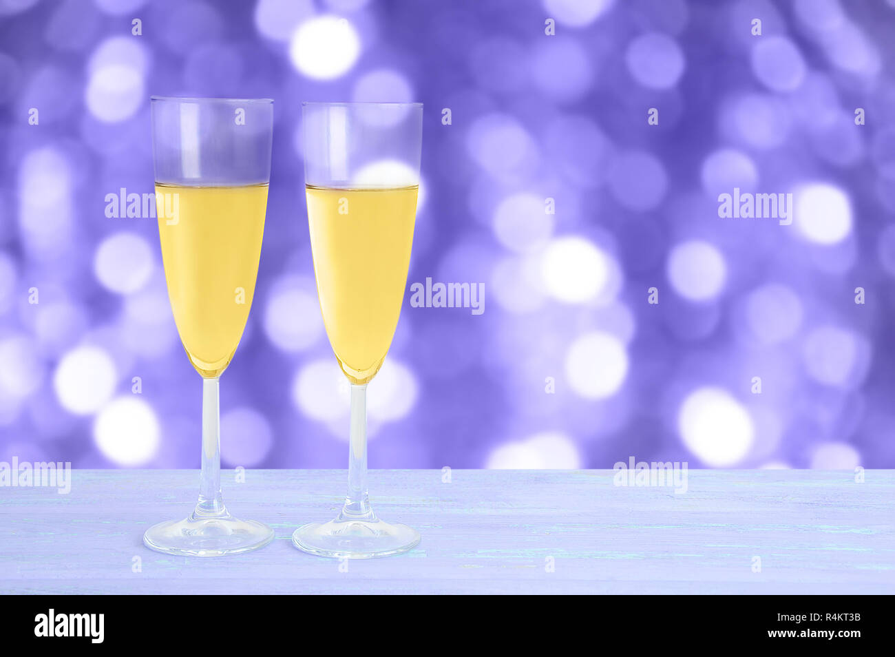 Deux verres de champagne sur un fond bleu en bois. Arrière-plan flou, flou. Banque D'Images