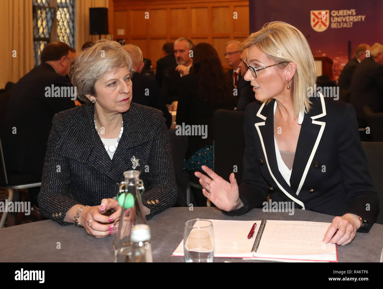 Premier ministre Theresa peut se réunit avec Nora Smith, chef de la direction de CO3, à l'Université Queen's de Belfast, à l'occasion de sa visite à l'Irlande du Nord. Banque D'Images