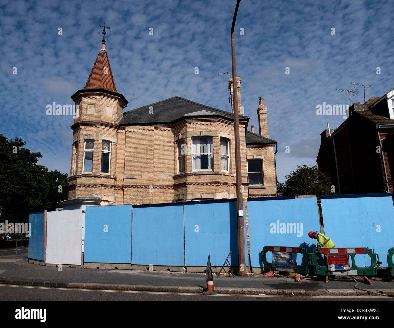 AJAXNETPHOTO. L'année 2013. WORTHING, Angleterre. - En attente de démolition - L'ANCIENNE BANQUE LE COIN DE ROWLANDS ET HEENE Road à la démolition POUR FAIRE PLACE À DE NOUVELLES MAISONS DE RETRAITE LANCASTER PLACE PROPERTY DEVELOPMENT. PHOTO:JONATHAN EASTLAND/AJAX REF:GR132109 2983 Banque D'Images