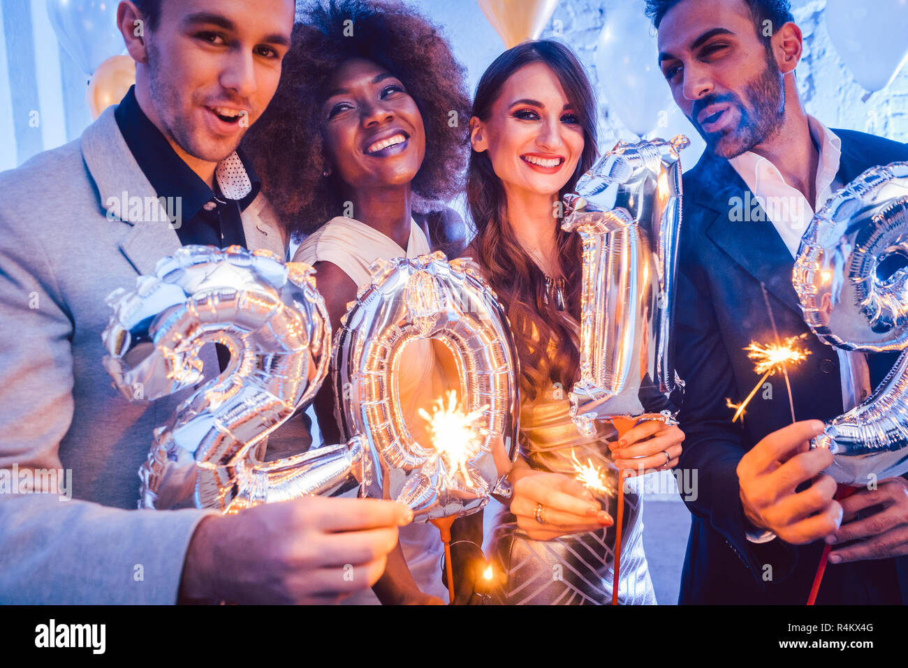 Les hommes et les femmes de célébrer la nouvelle année 2019 Banque D'Images