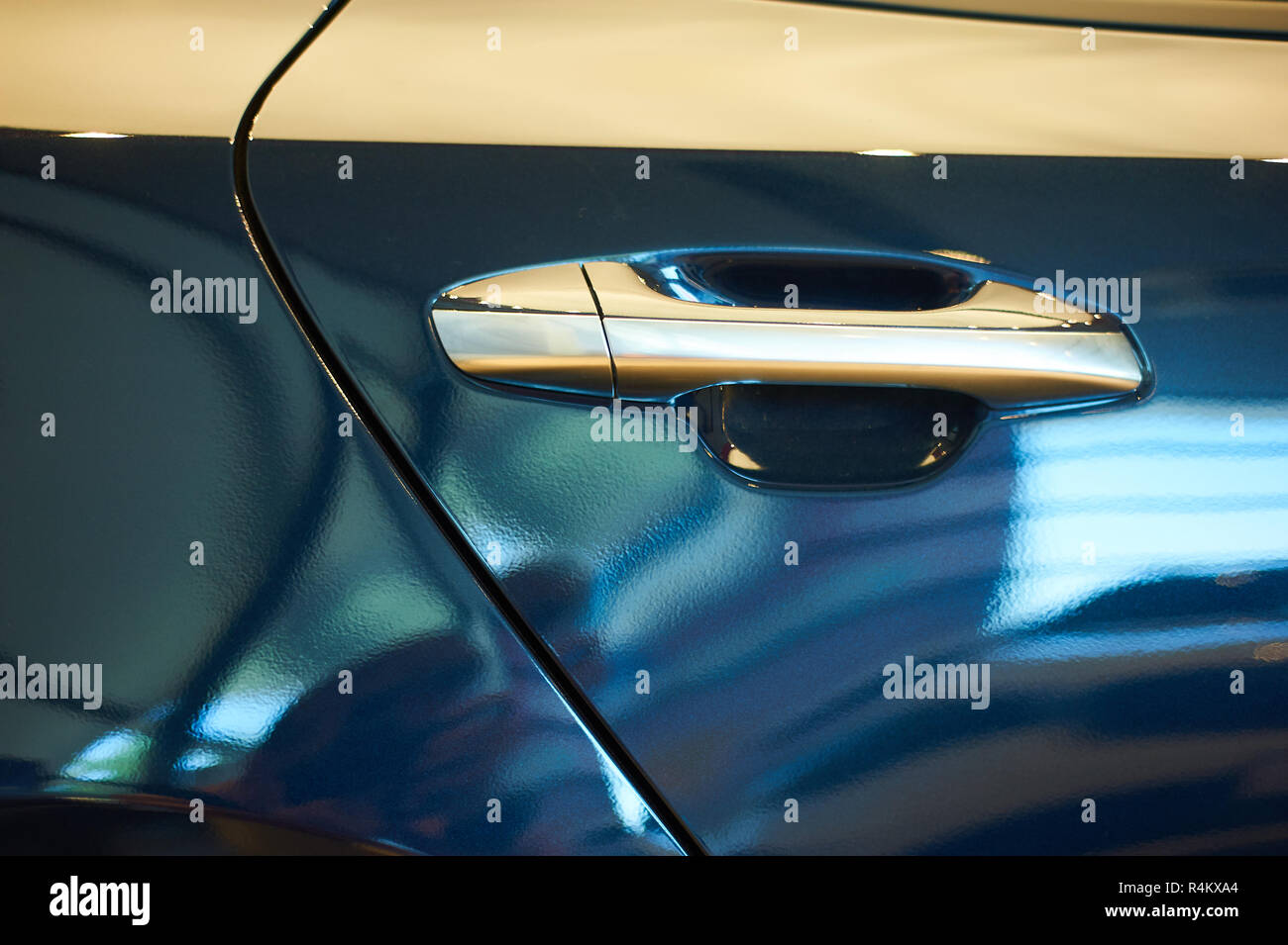 Poignée métallique chromé de nouvelle voiture bleue libre. auto car showroom Banque D'Images