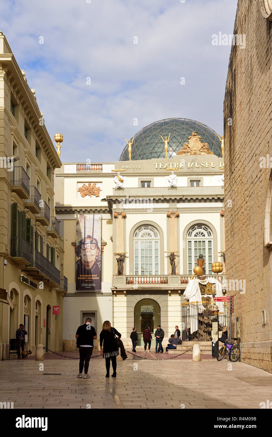Tourisme en face du théâtre, musée de Salvador Dali à Figueres, Gérone, Catalogne, Espagne Banque D'Images