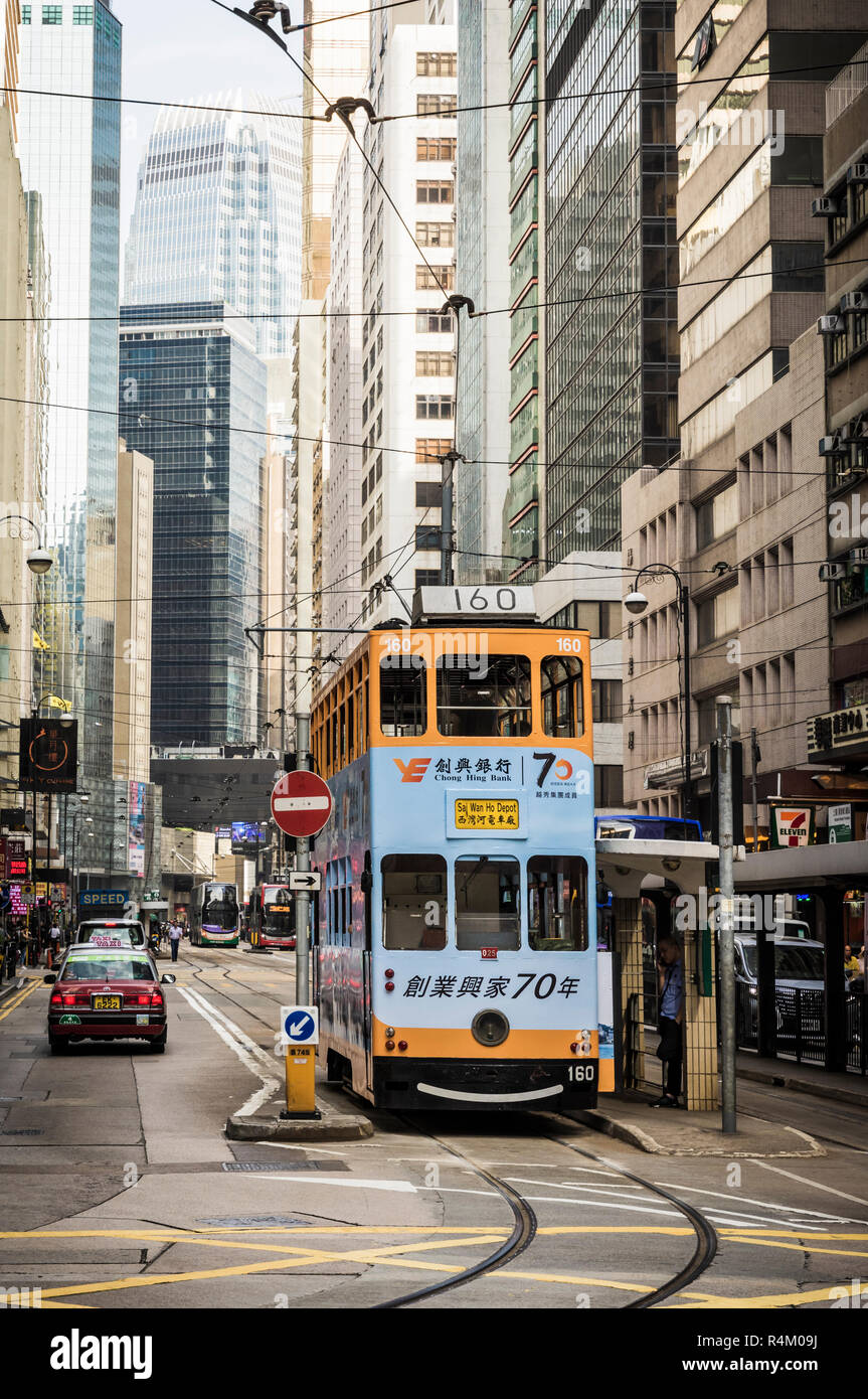 Scène de rue avec les tramways à Sheung Wan, Hong Kong Banque D'Images