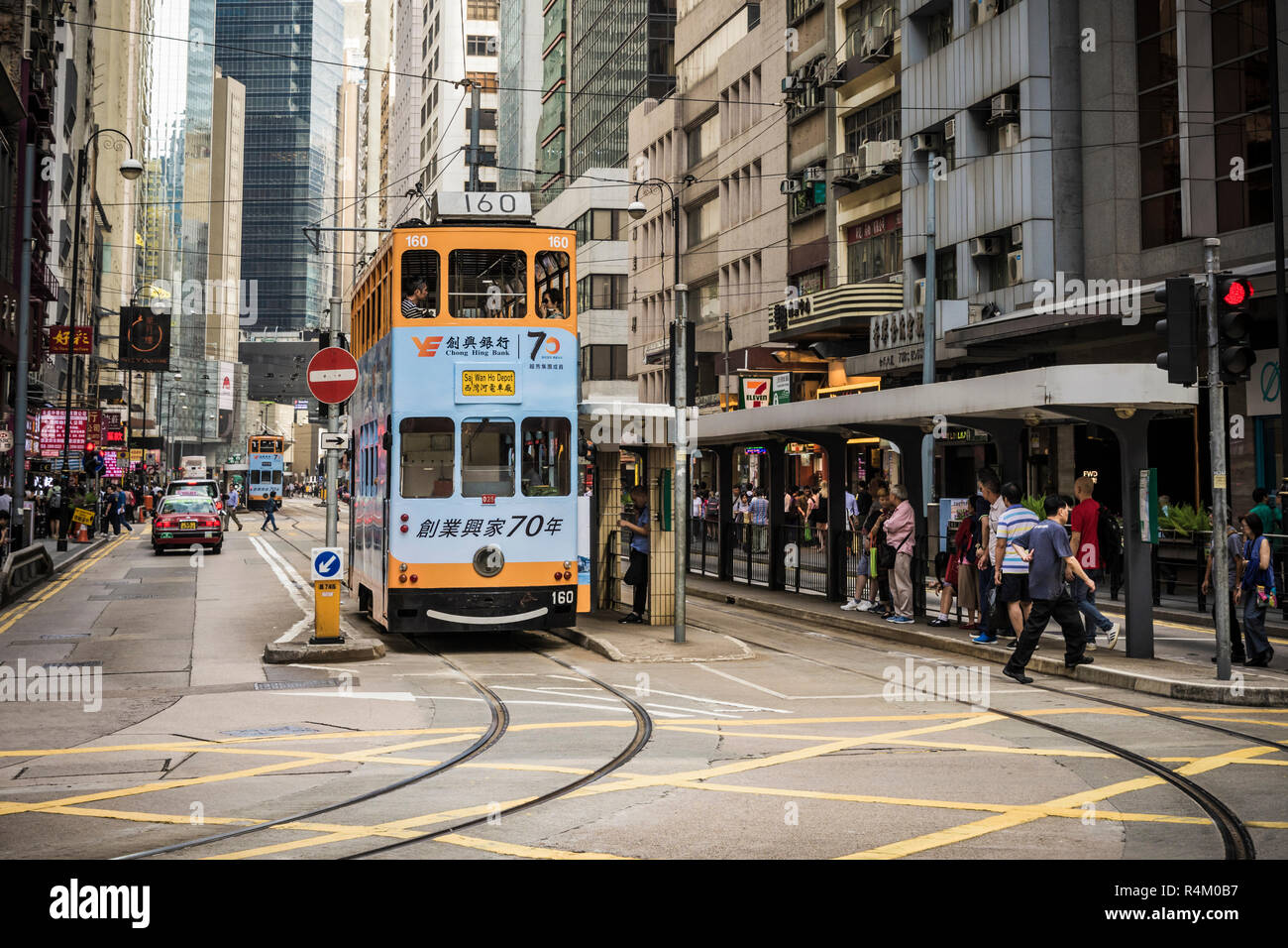 Scène de rue avec les tramways à Sheung Wan, Hong Kong Banque D'Images