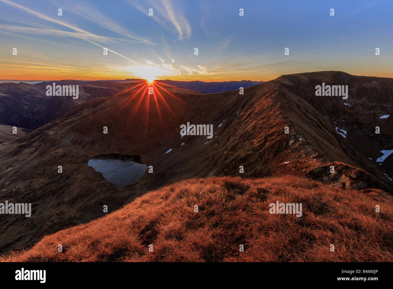 Urlea Lake dans le lever du soleil. Les montagnes de Fagaras, Roumanie Banque D'Images